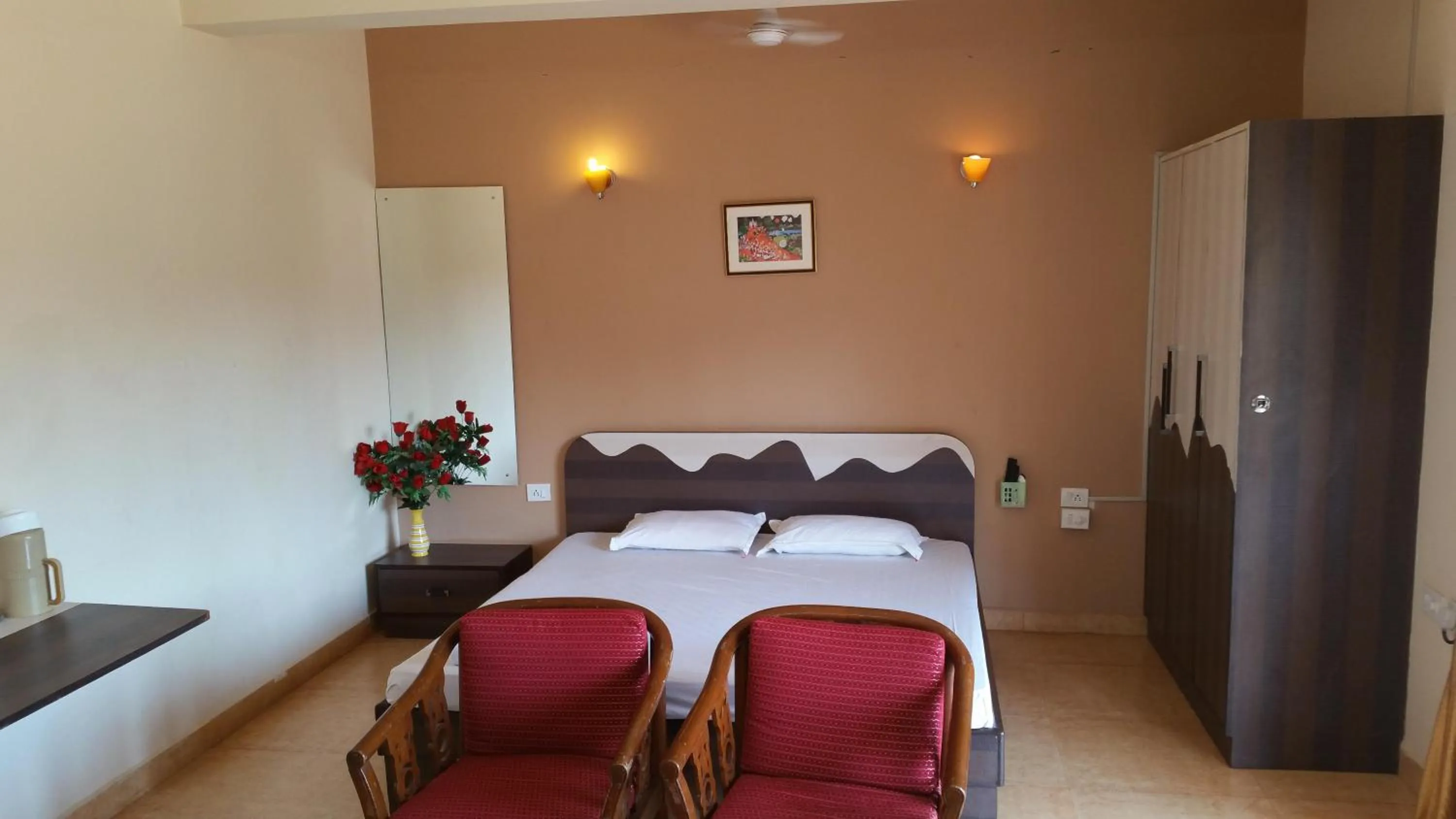 Bedroom, Bed in Ocean Crest Hotel