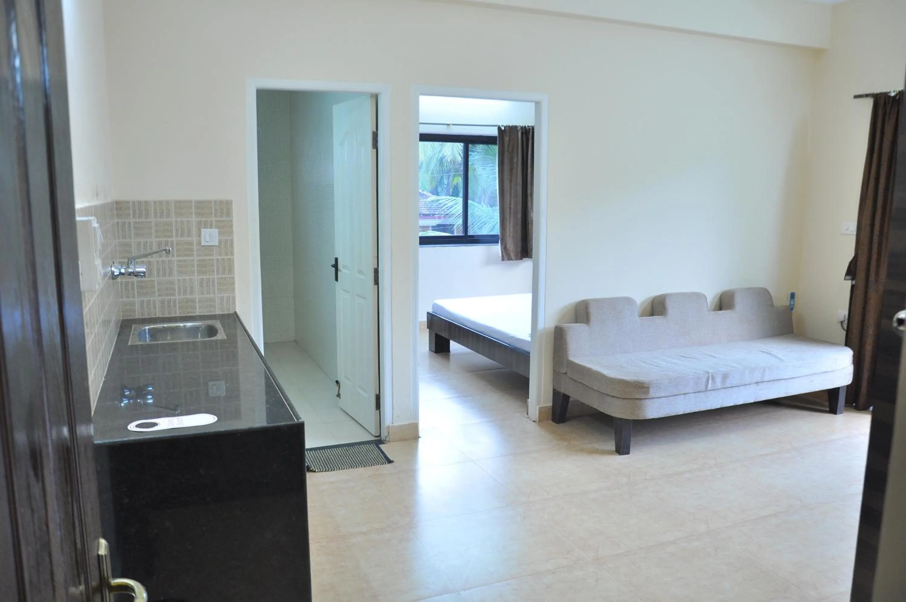 Living room, Bed in Ocean Crest Hotel