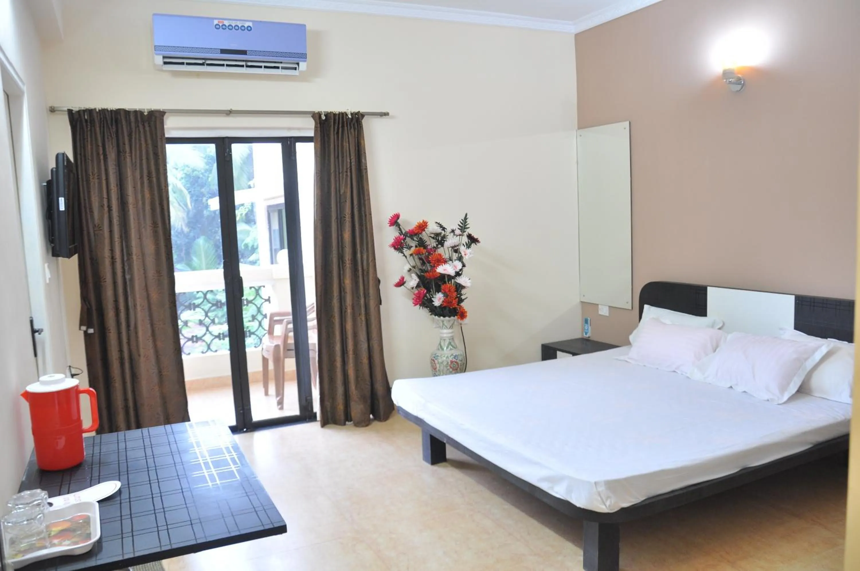 Photo of the whole room, Bed in Ocean Crest Hotel
