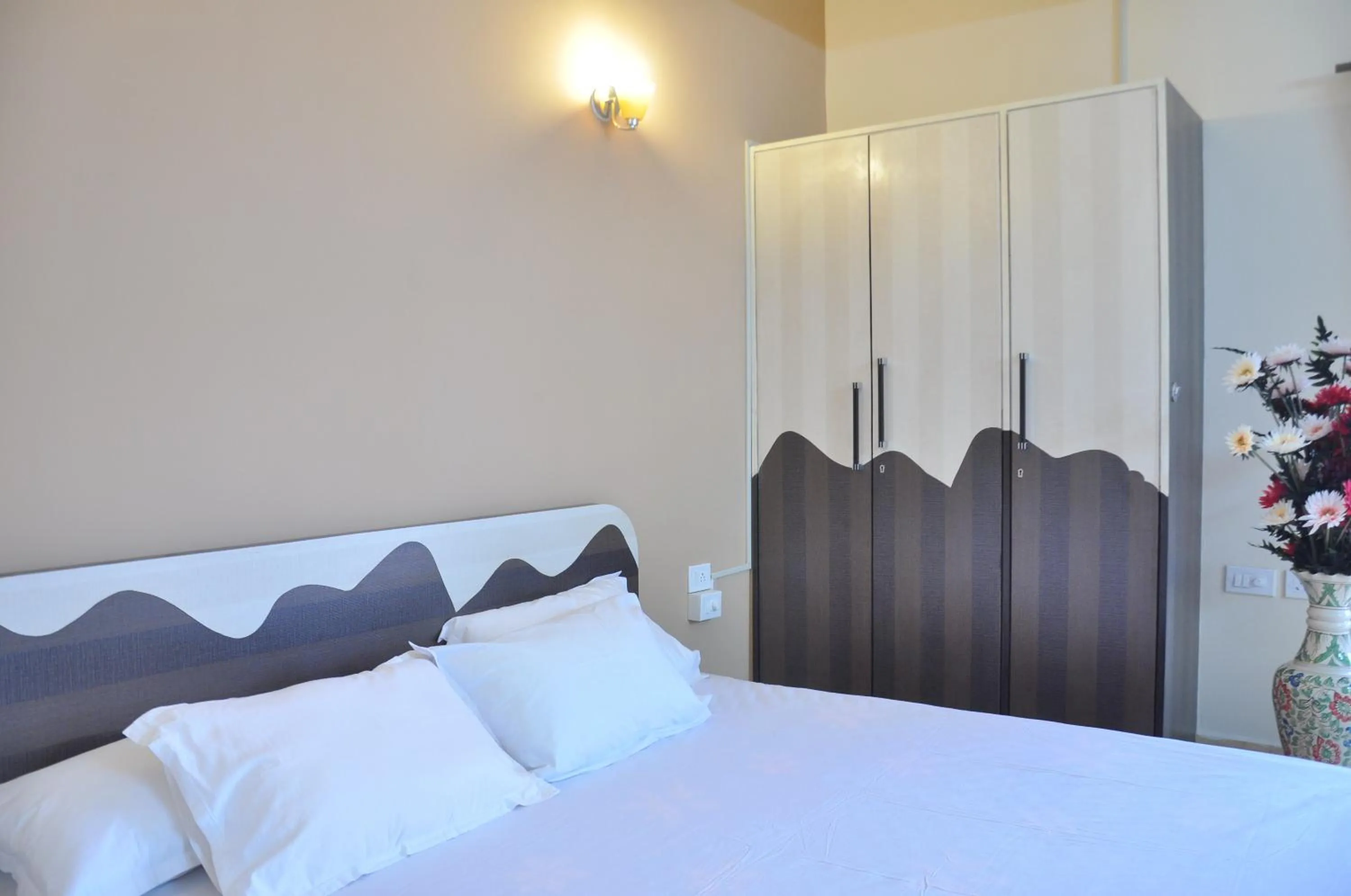 Bedroom, Bed in Ocean Crest Hotel