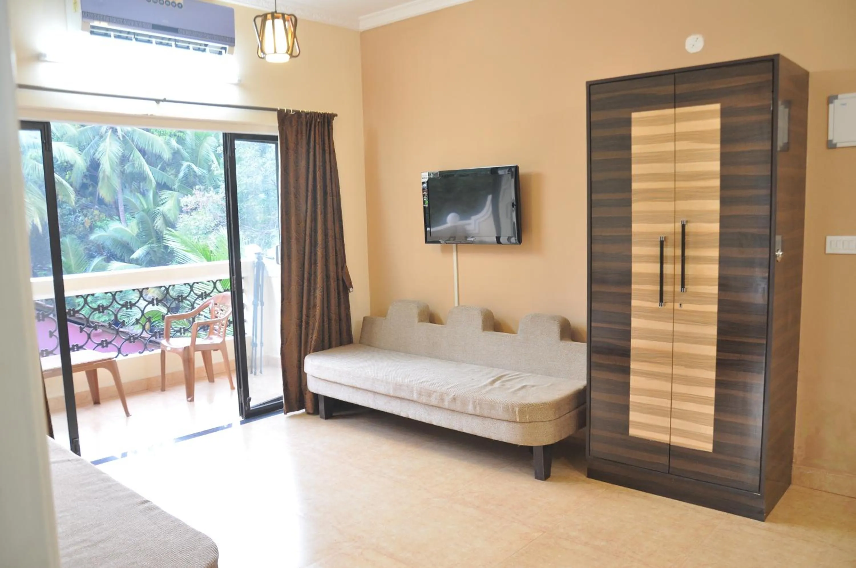 TV and multimedia, Bed in Ocean Crest Hotel