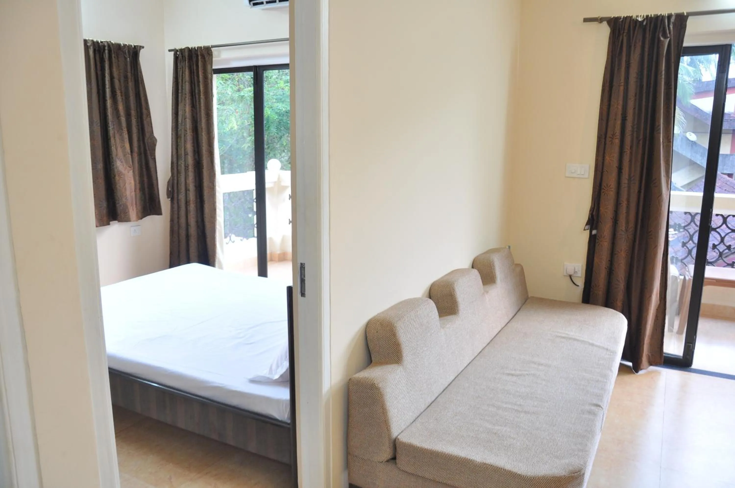 Seating area, Bed in Ocean Crest Hotel