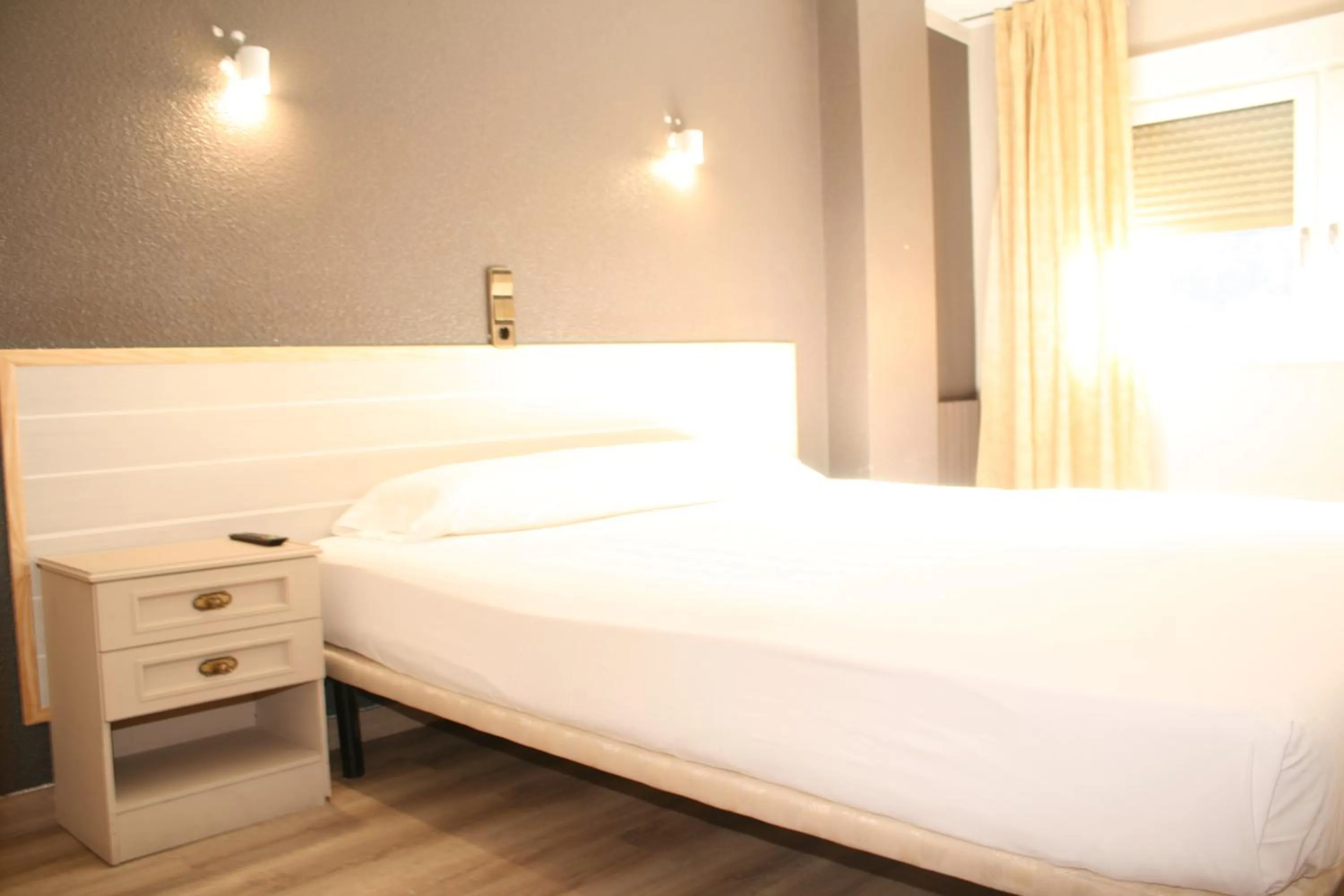 Photo of the whole room, Bed in HMC K-ena