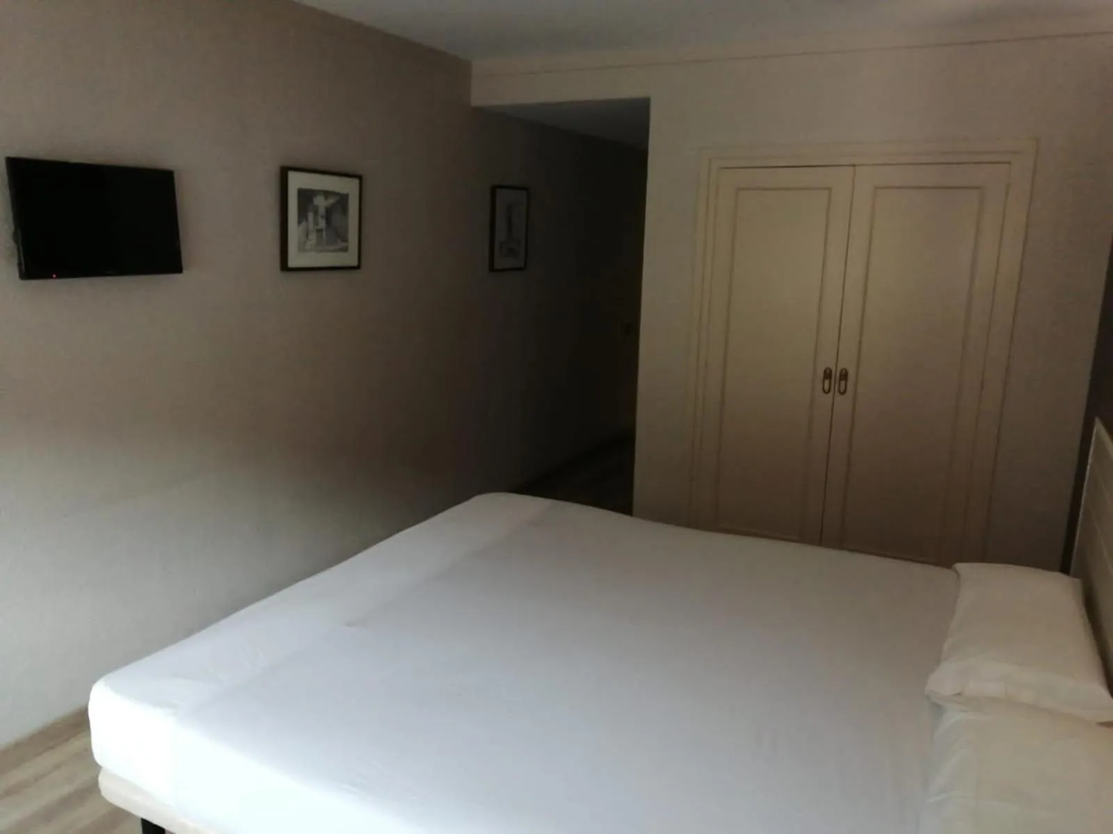 Photo of the whole room, Bed in HMC K-ena