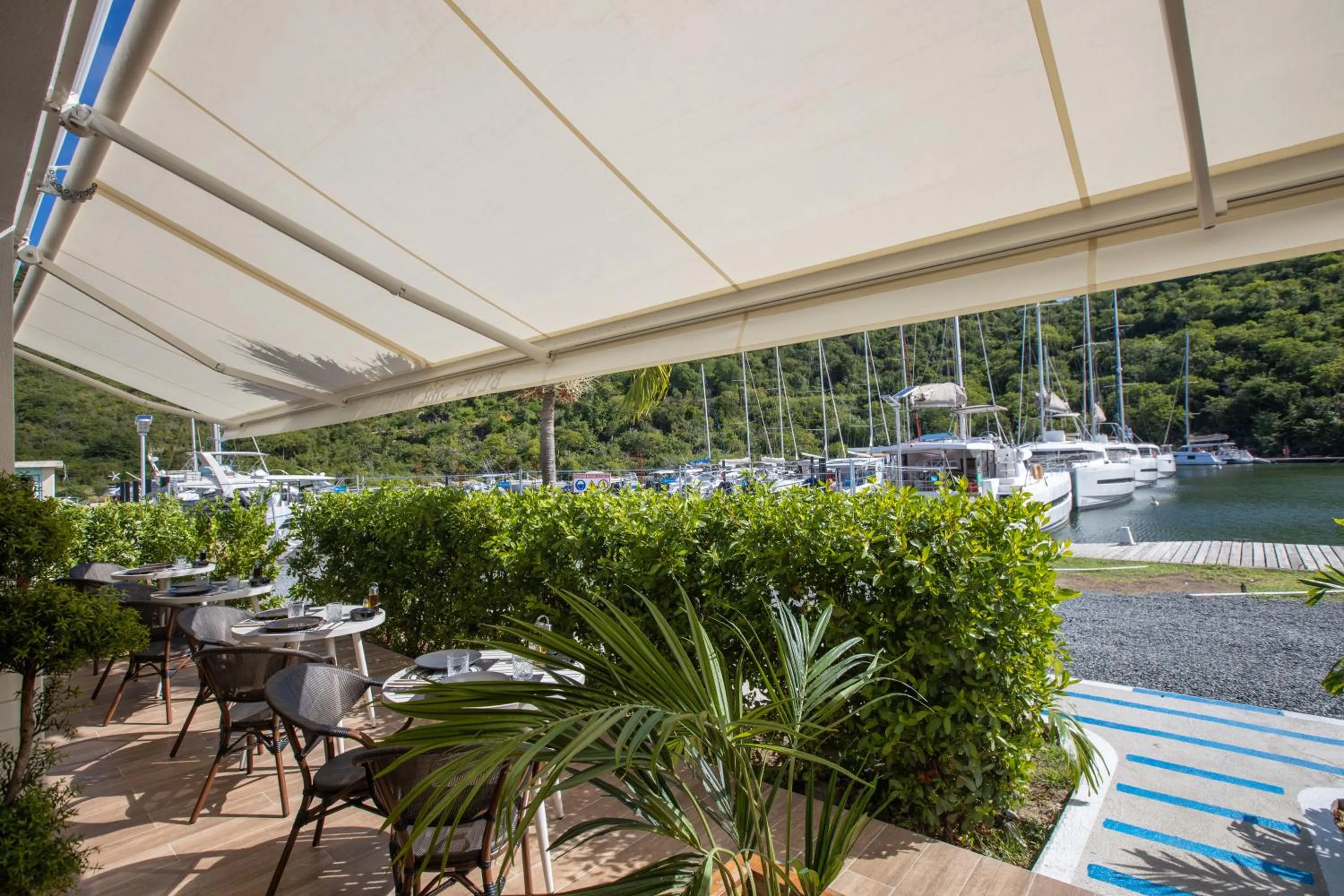 Restaurant/places to eat in Blue Sail Hotel