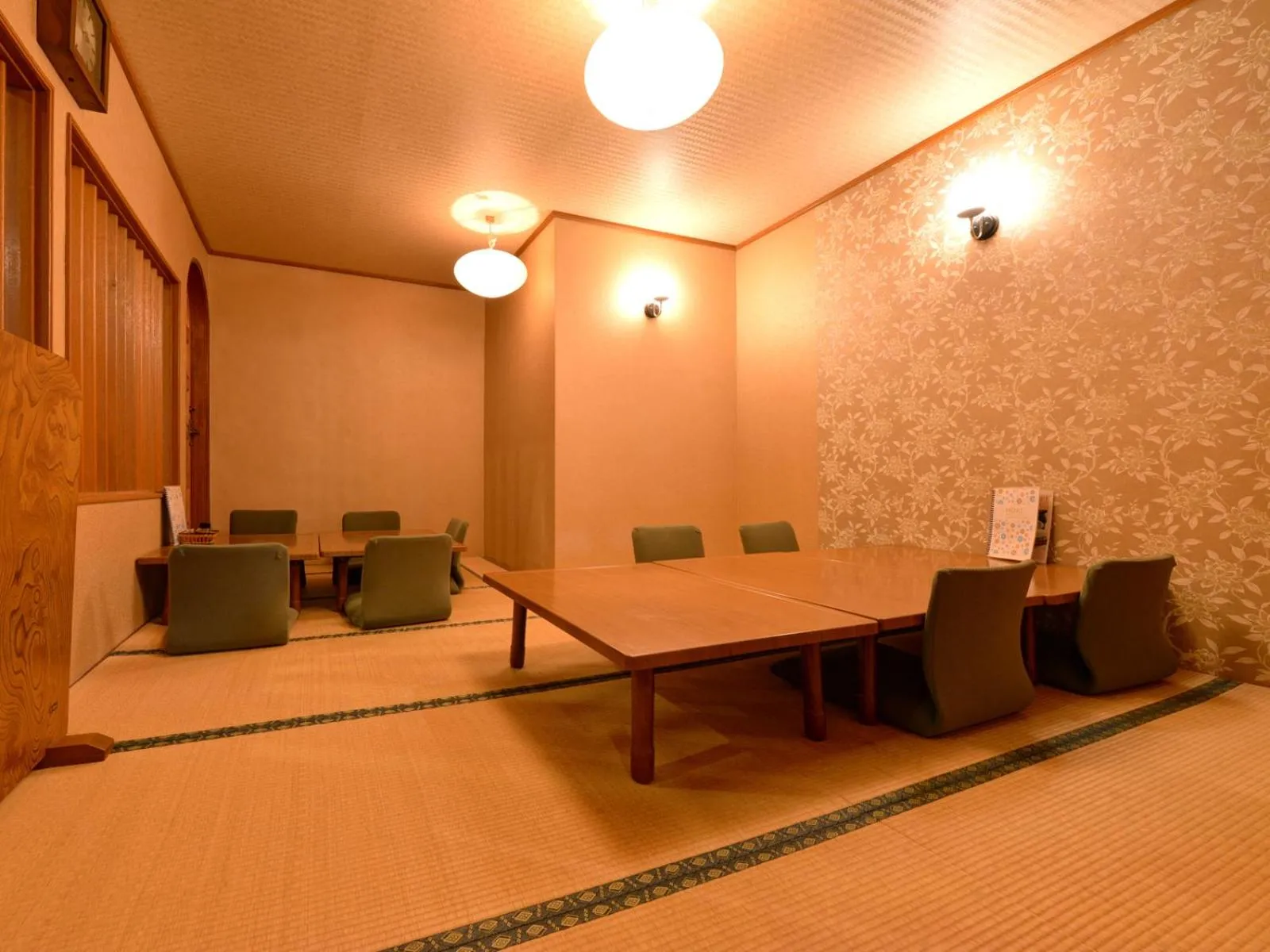 Restaurant/places to eat in Hotel Parkway