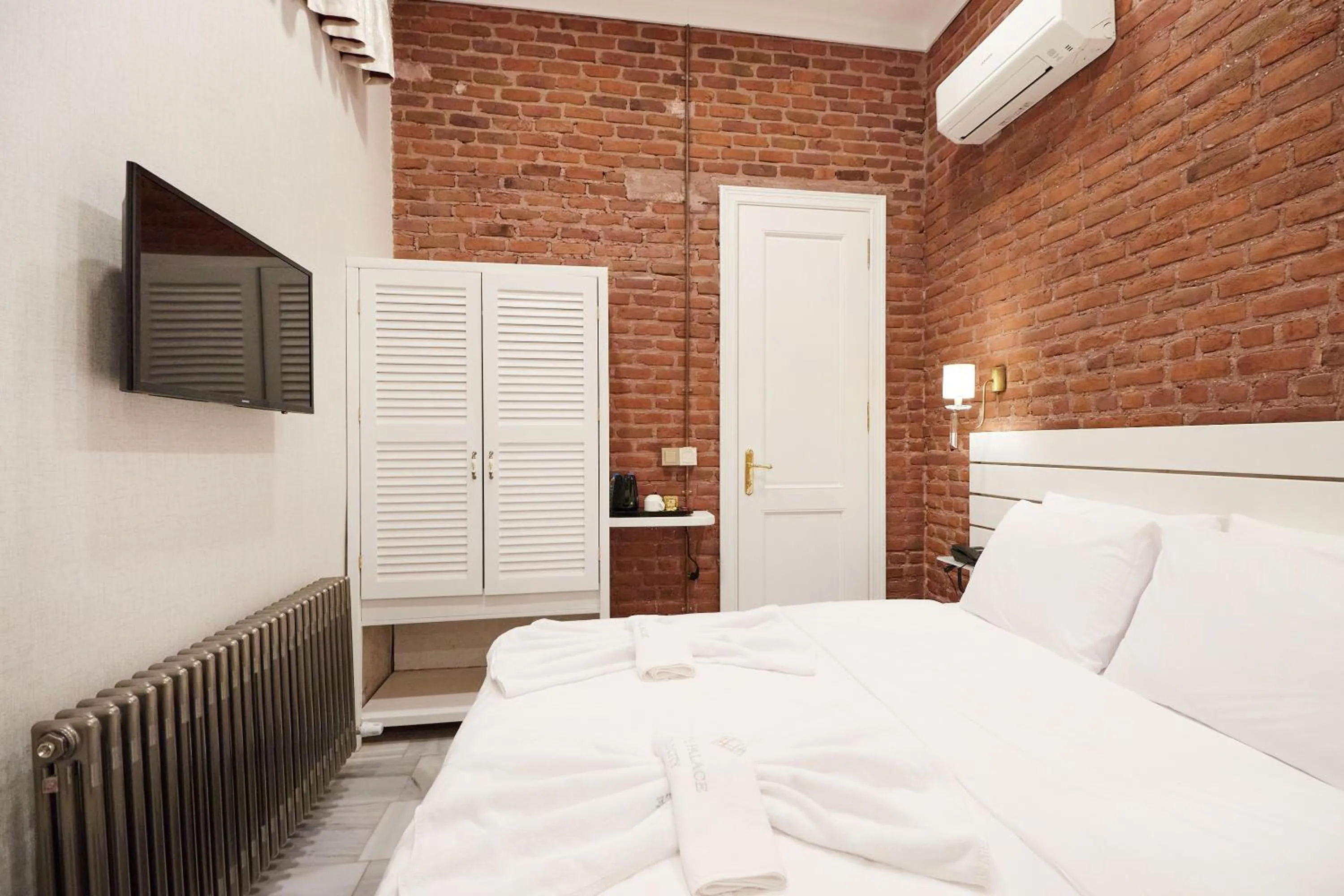 Bed in White Palace Old City Boutique Hotel