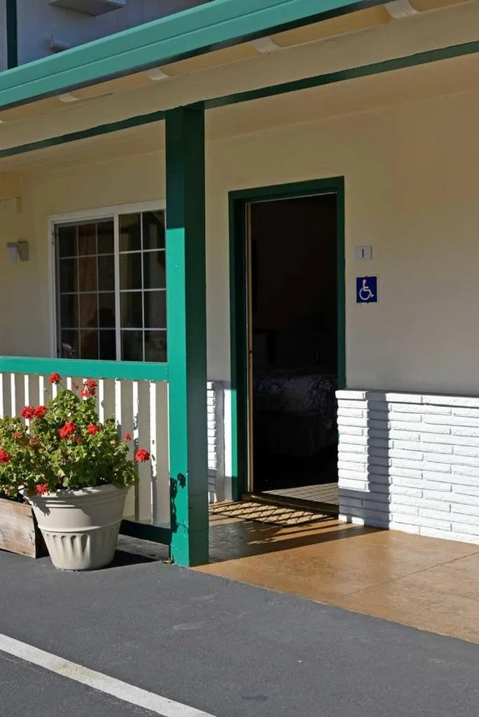 Property building in Monterey Pines Inn