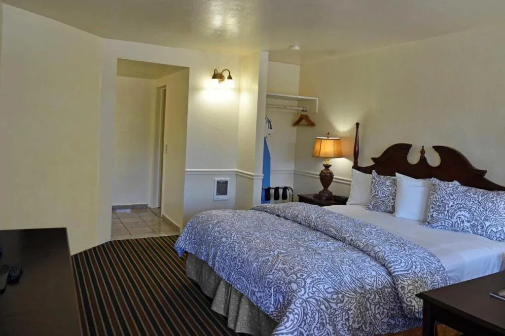 Bedroom, Bed in Monterey Pines Inn