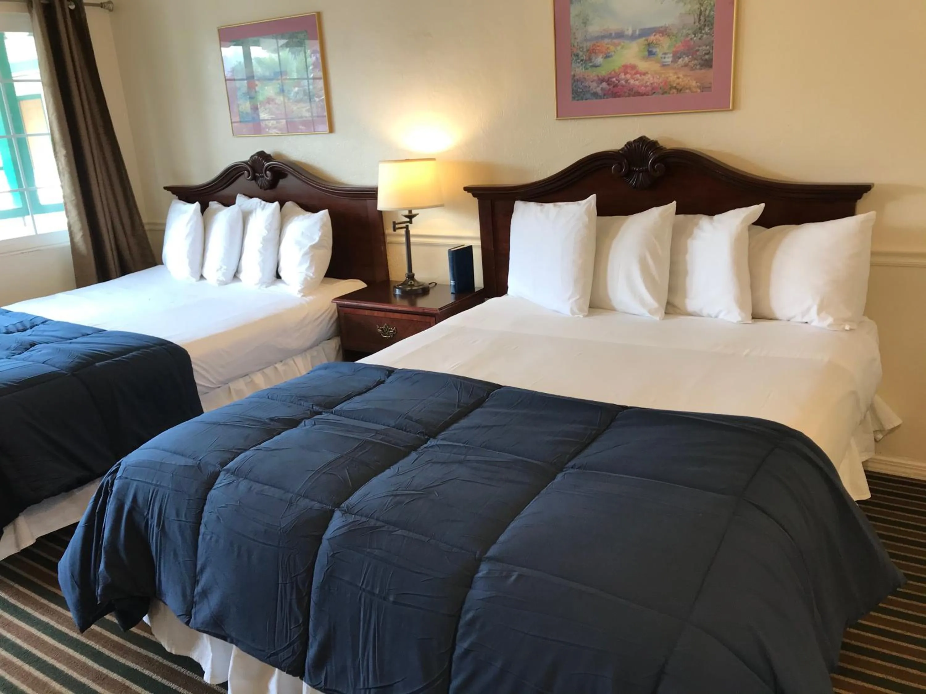 Photo of the whole room, Bed in Monterey Pines Inn