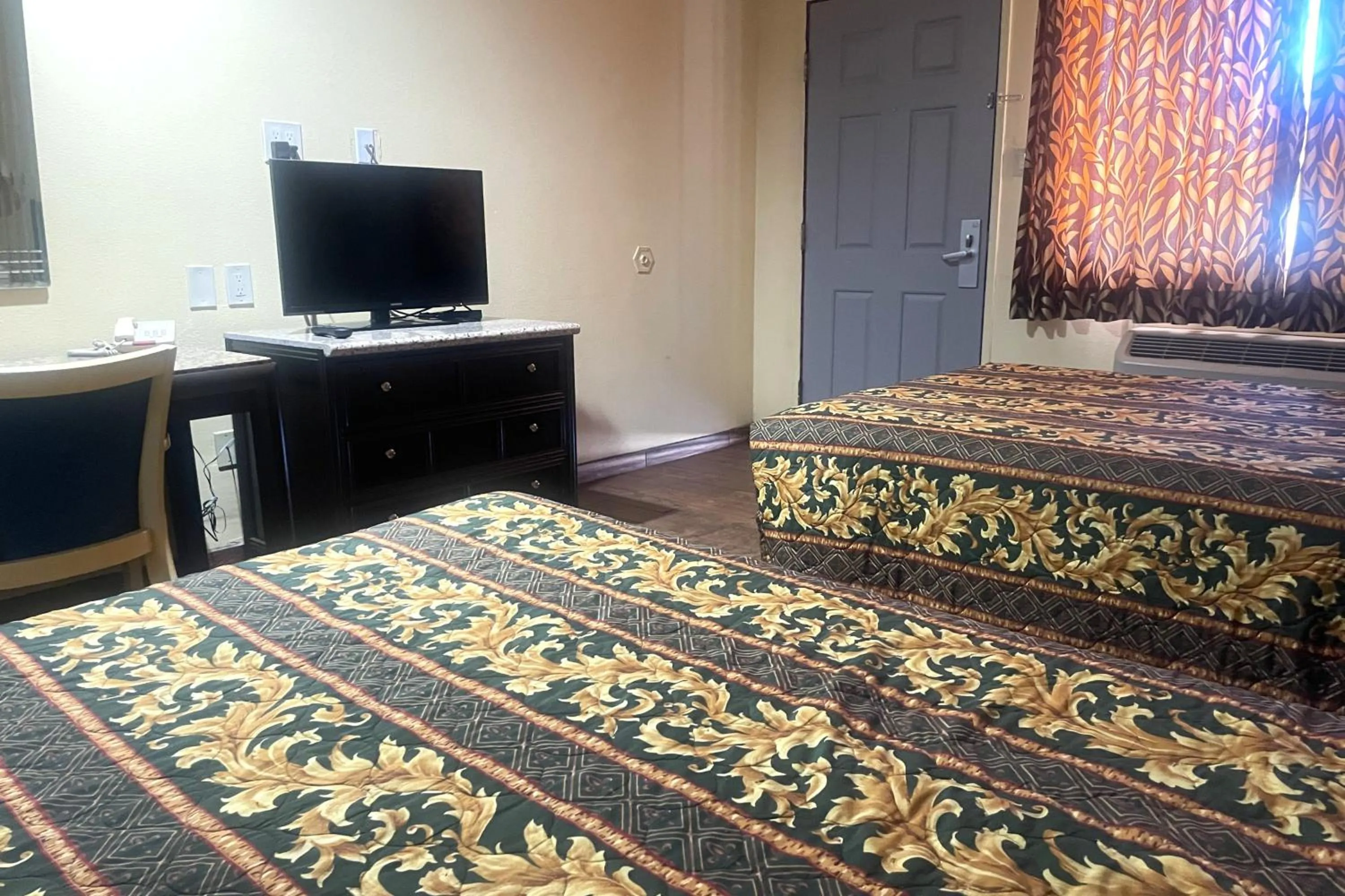 Bedroom, Bed in Sunstar Inn Los Banos near I-5