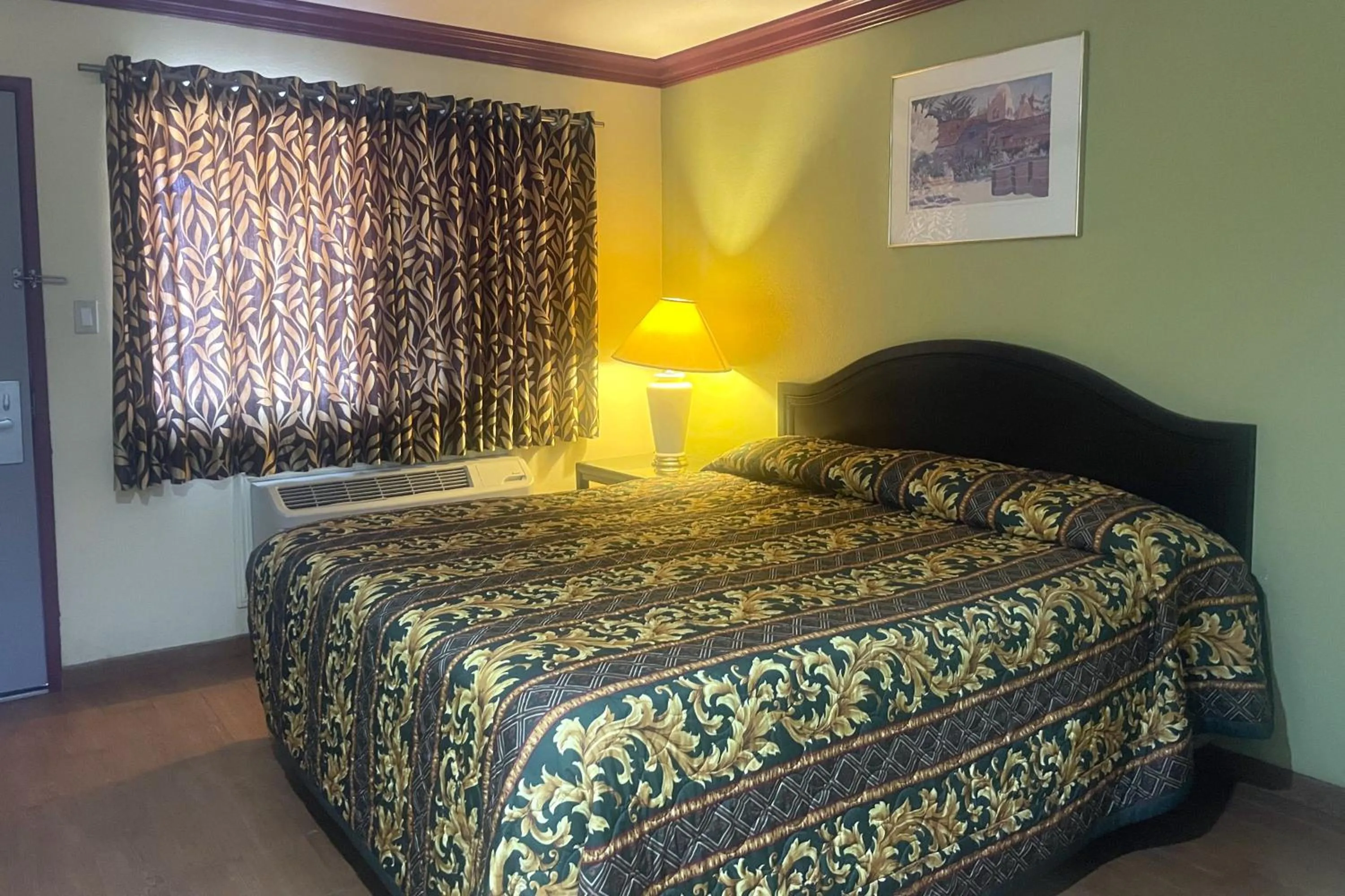 Bedroom, Bed in Sunstar Inn Los Banos near I-5