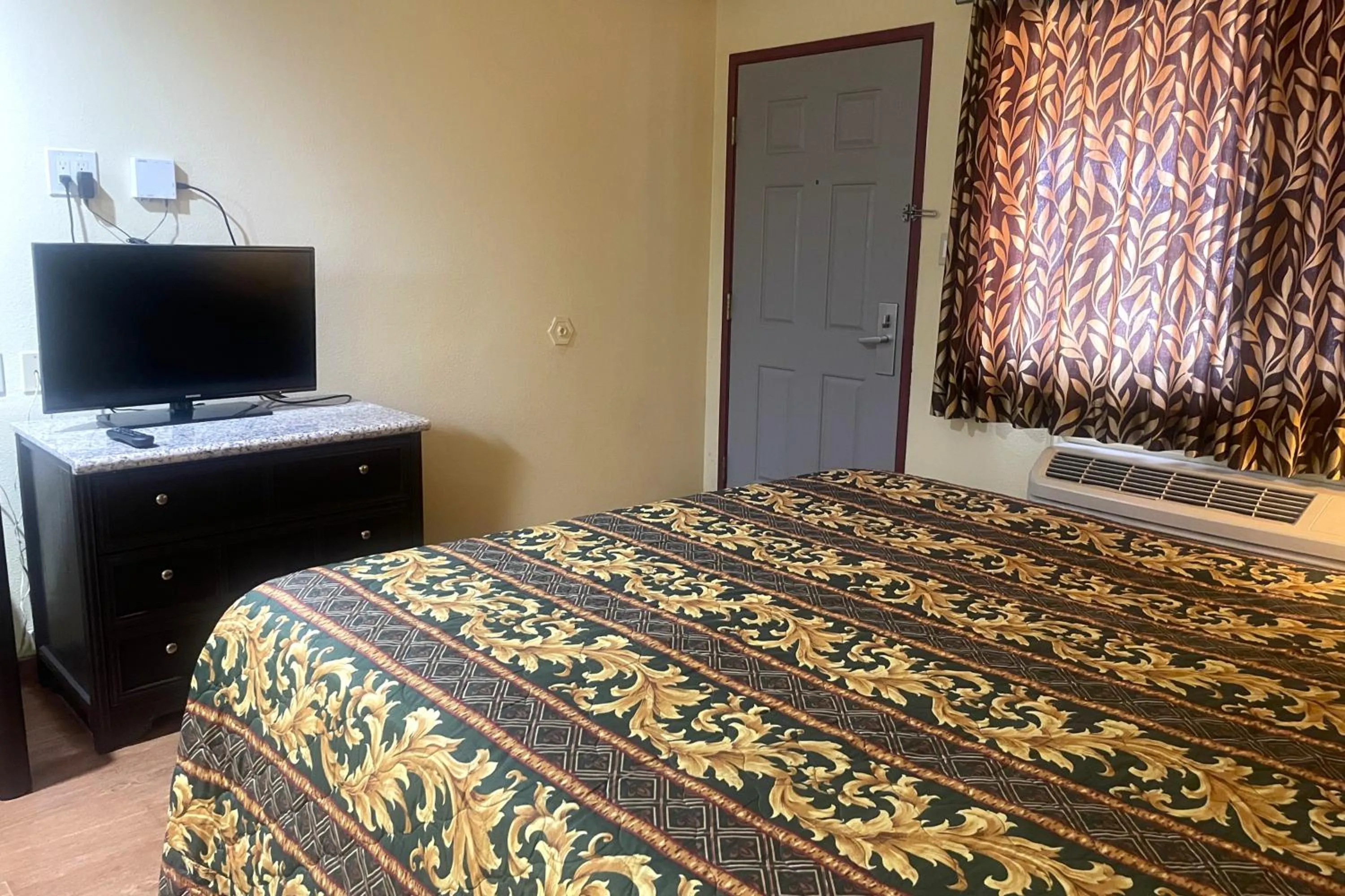 Bedroom, Bed in Sunstar Inn Los Banos near I-5