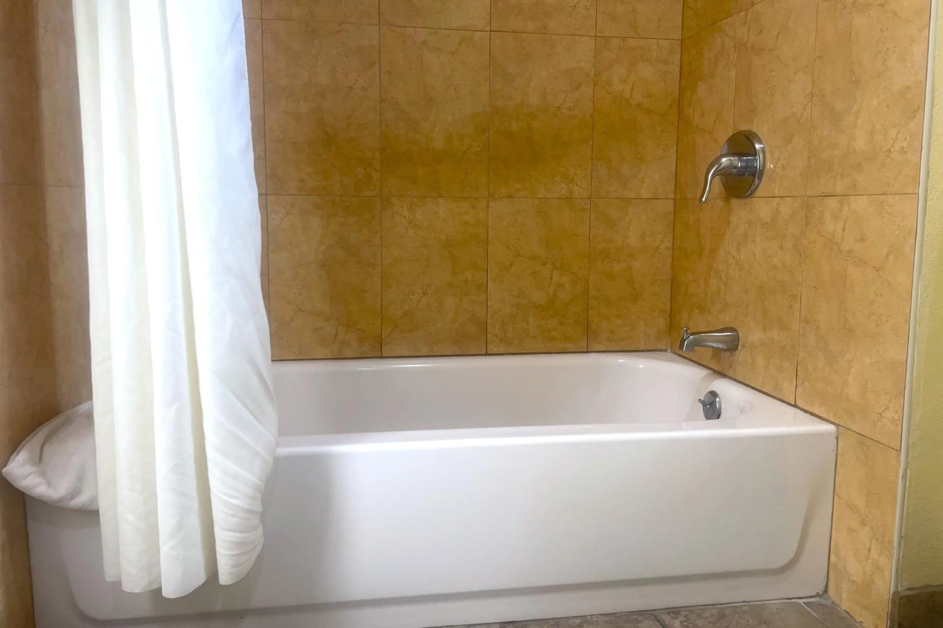Bath in Sunstar Inn Los Banos near I-5