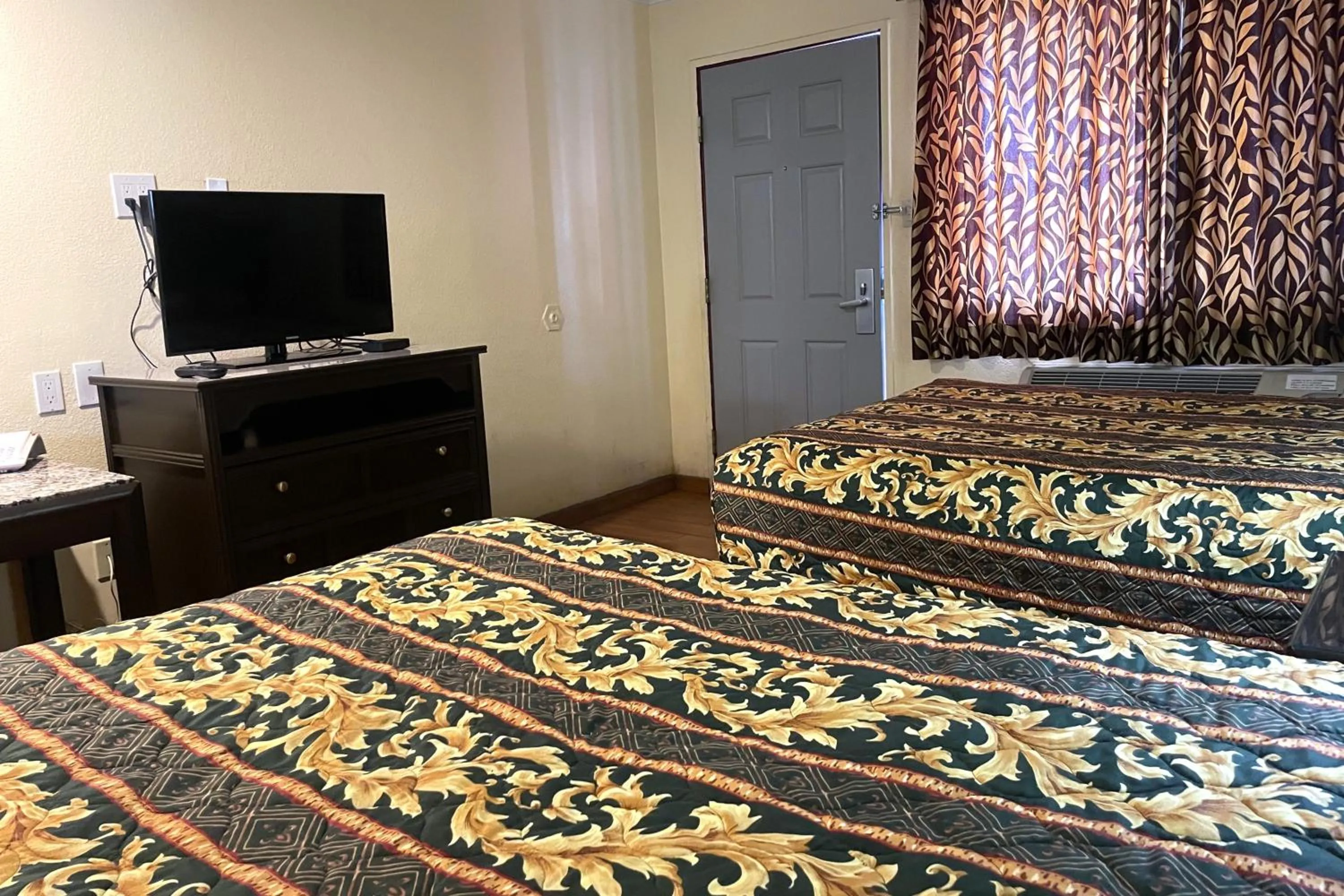 Bedroom, Bed in Sunstar Inn Los Banos near I-5