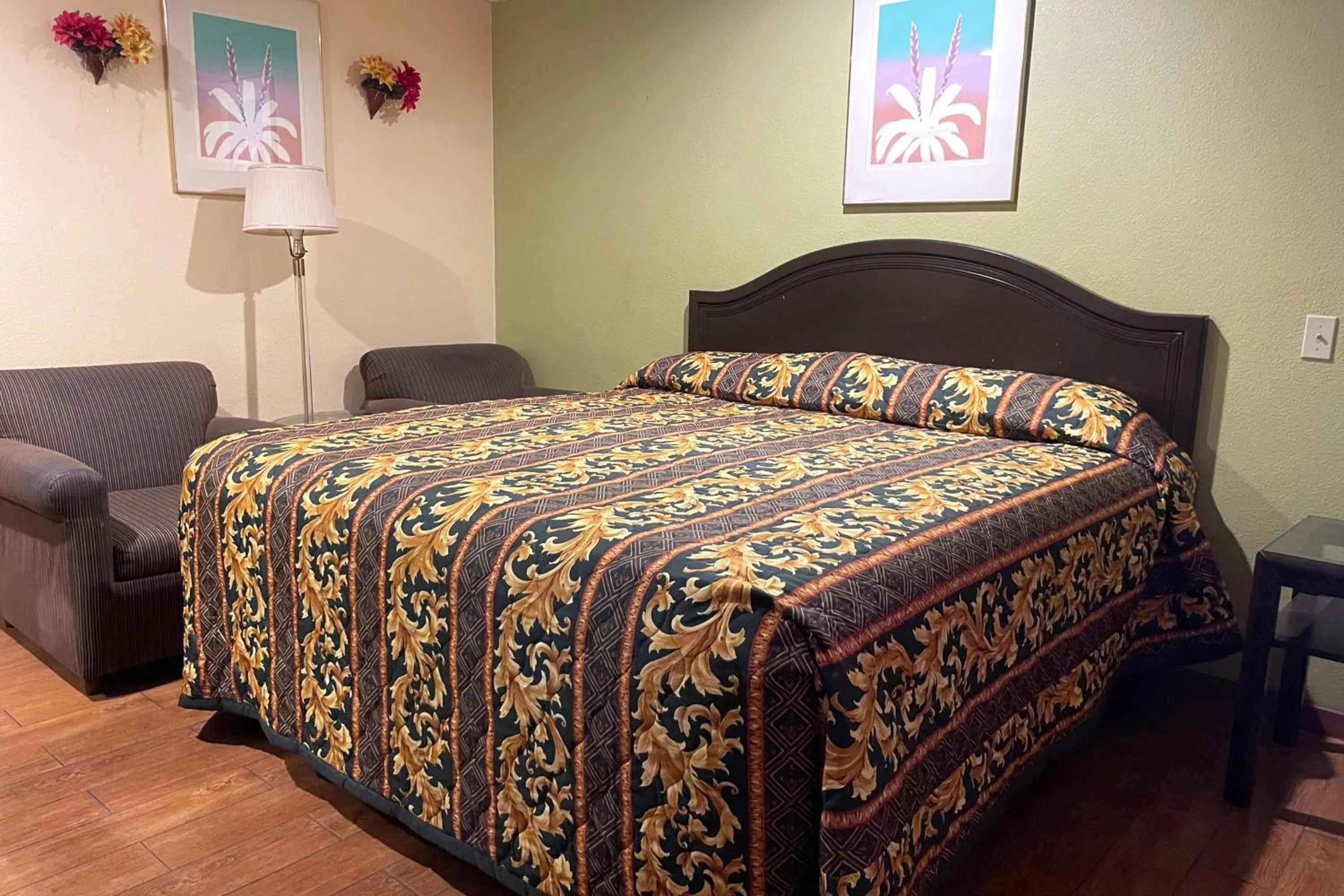 Bedroom, Bed in Sunstar Inn Los Banos near I-5