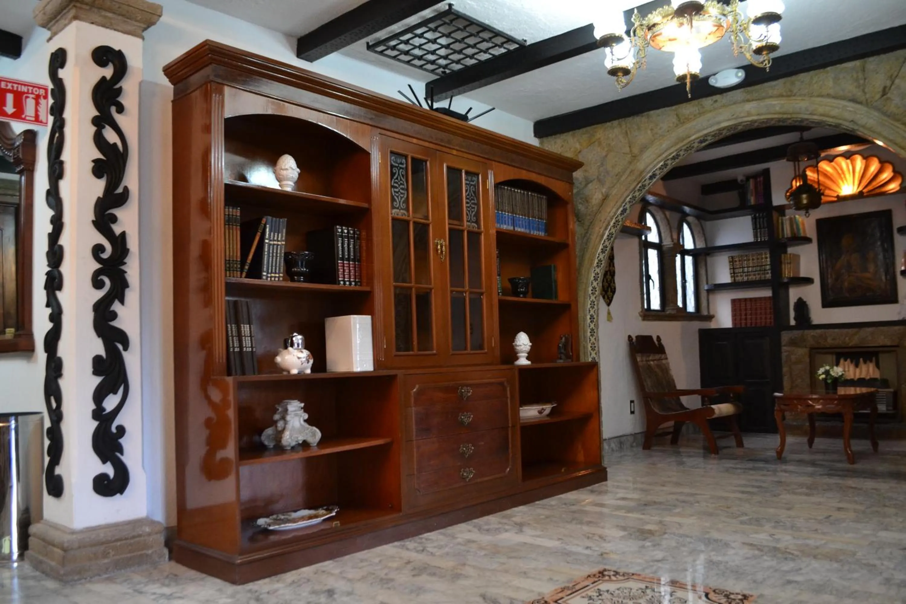 Library in Hotel Boutique La Mansión Guadalajara