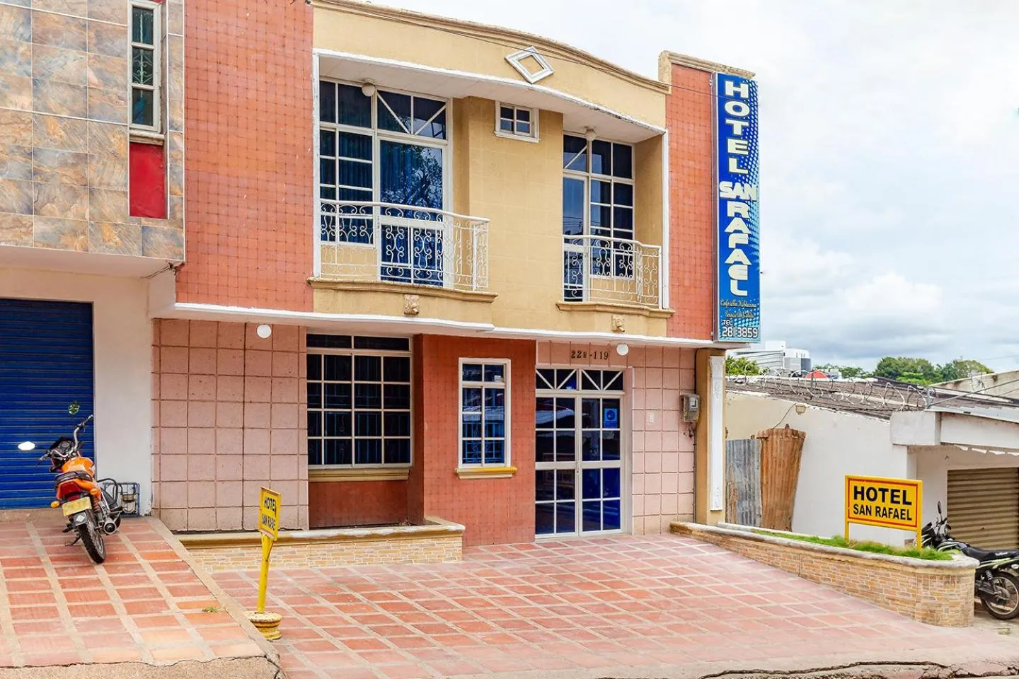 Facade/entrance in San Rafael LG