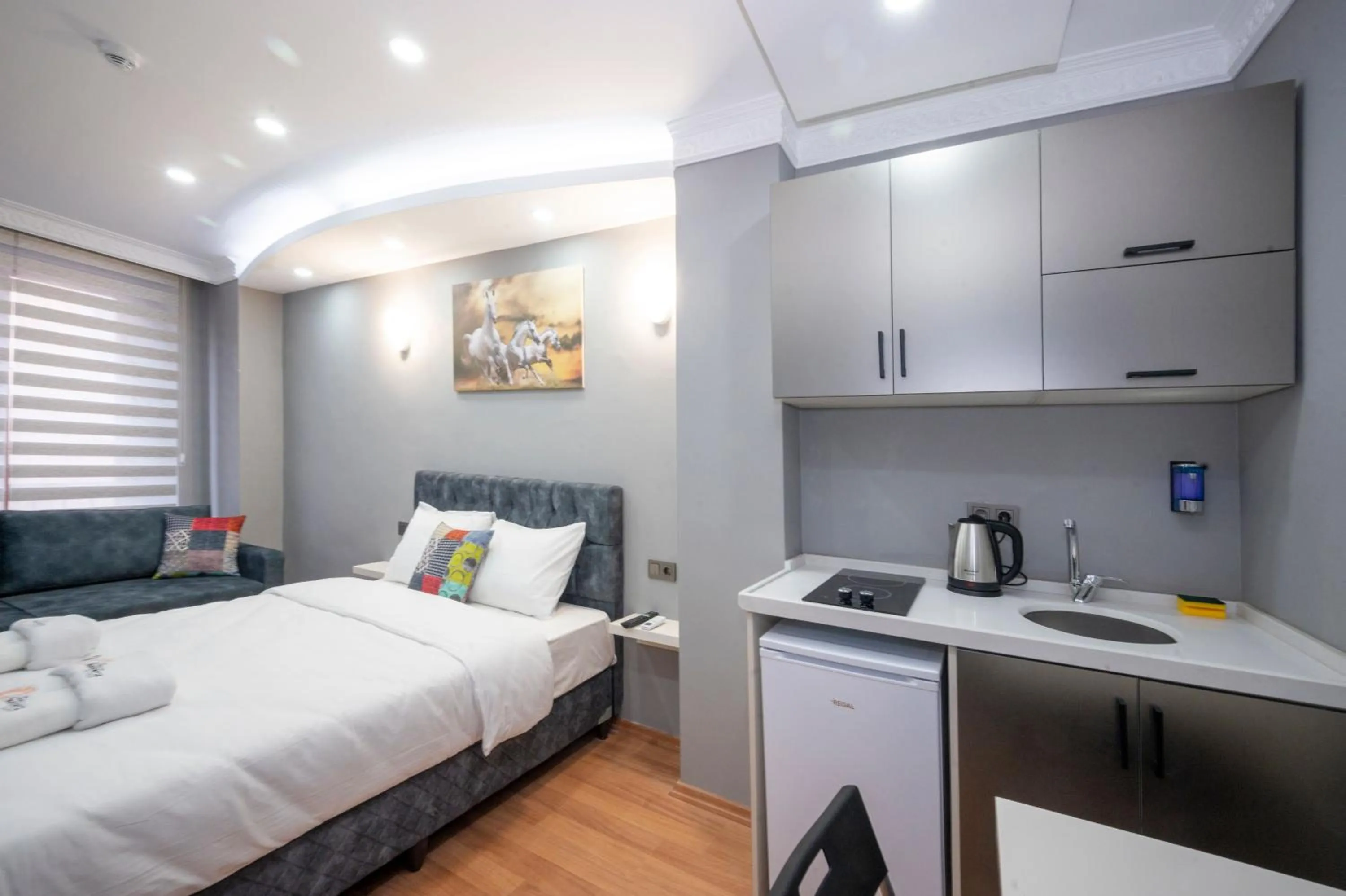 Photo of the whole room, Bed in Taxim Sunpera Suites