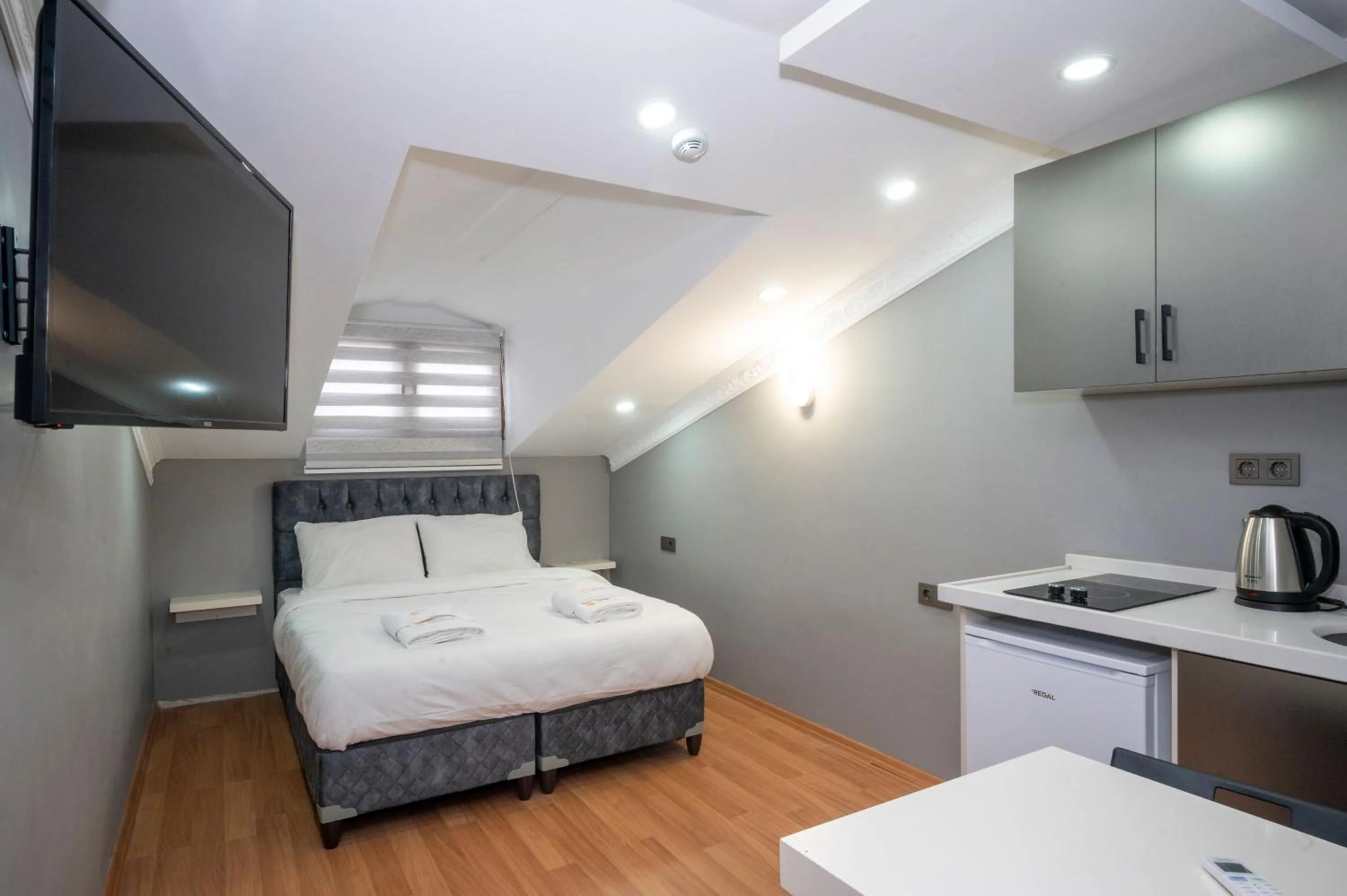 Photo of the whole room, Bed in Taxim Sunpera Suites