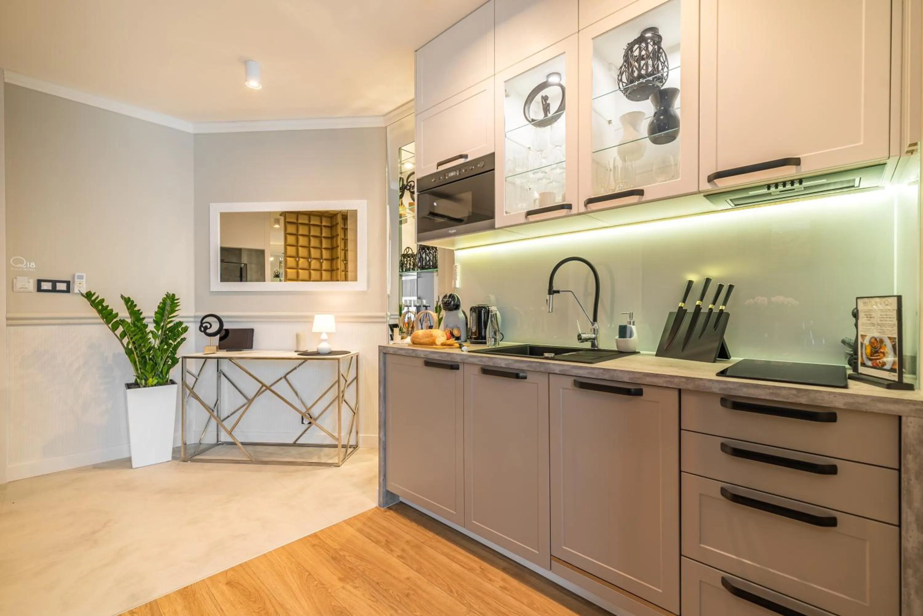 Kitchen or kitchenette in Q18 ApartHotel