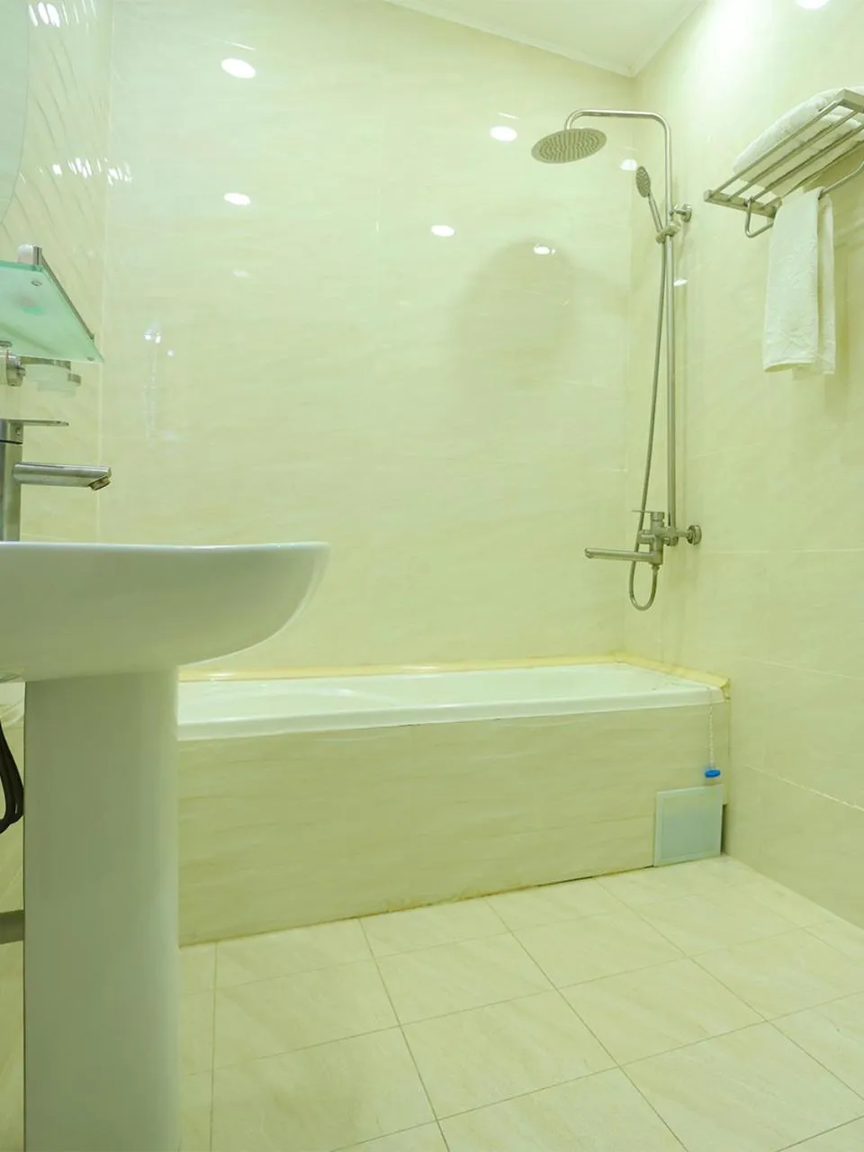 Shower in DUNYO PALACE