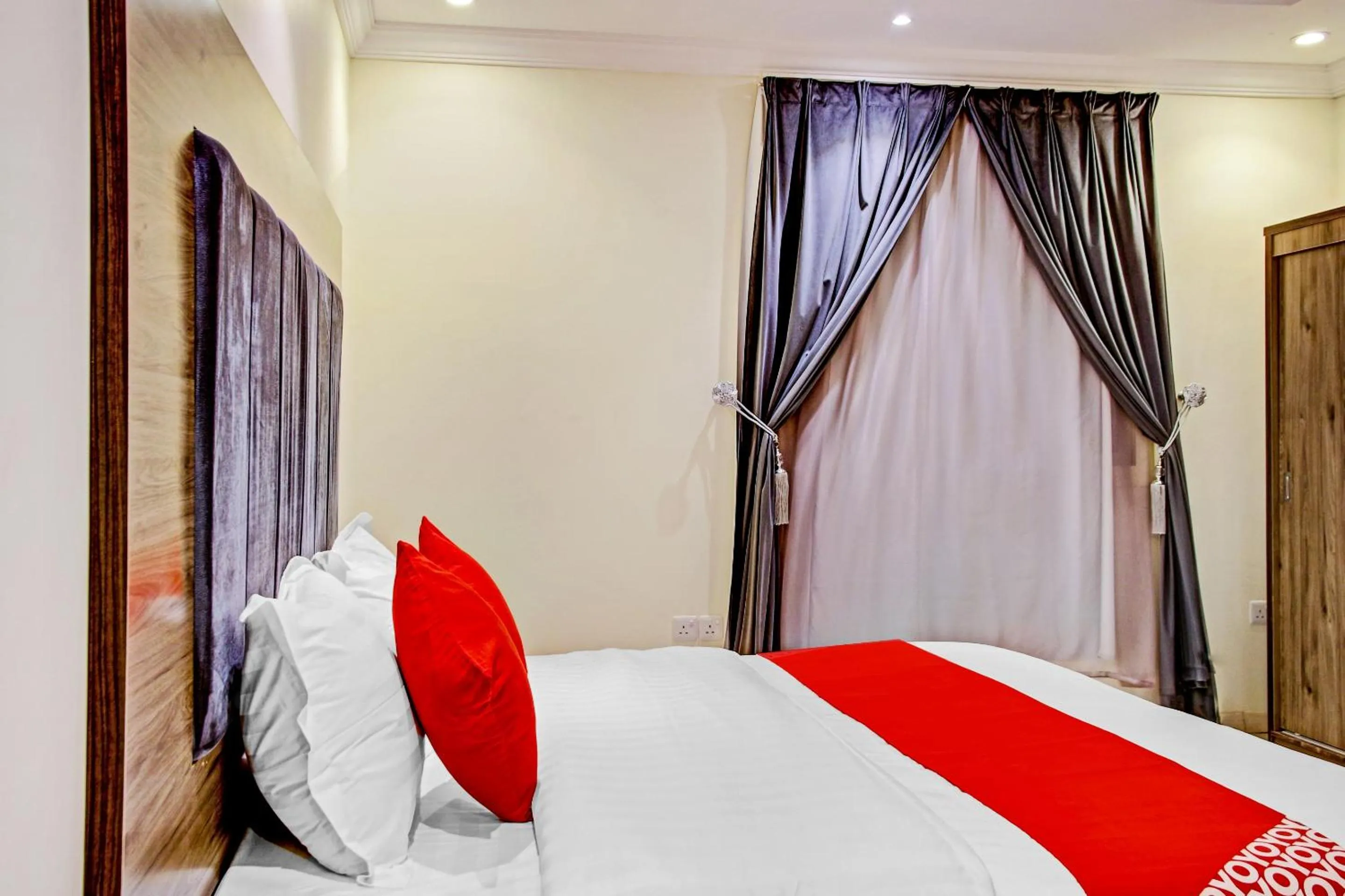 Photo of the whole room, Bed in Al Tamayoz Al Raqi - Bani Malik