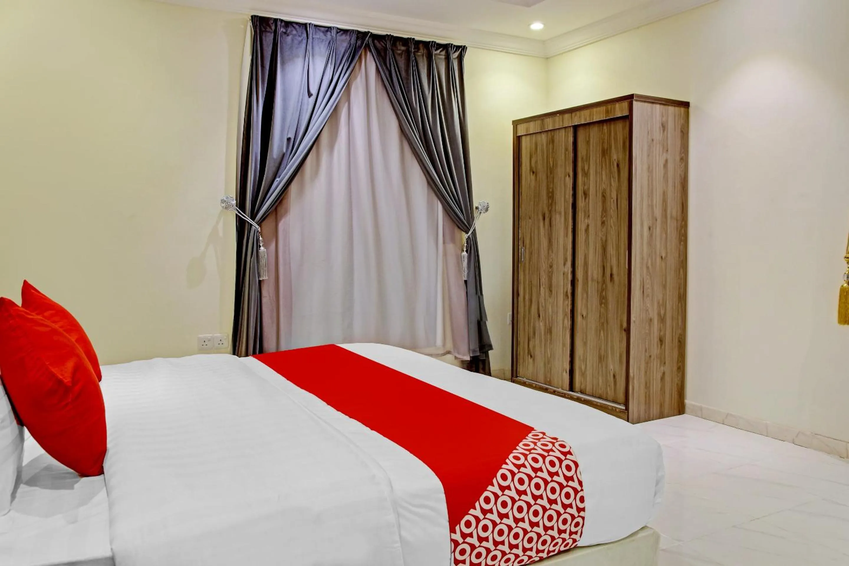 Photo of the whole room, Bed in Al Tamayoz Al Raqi - Bani Malik