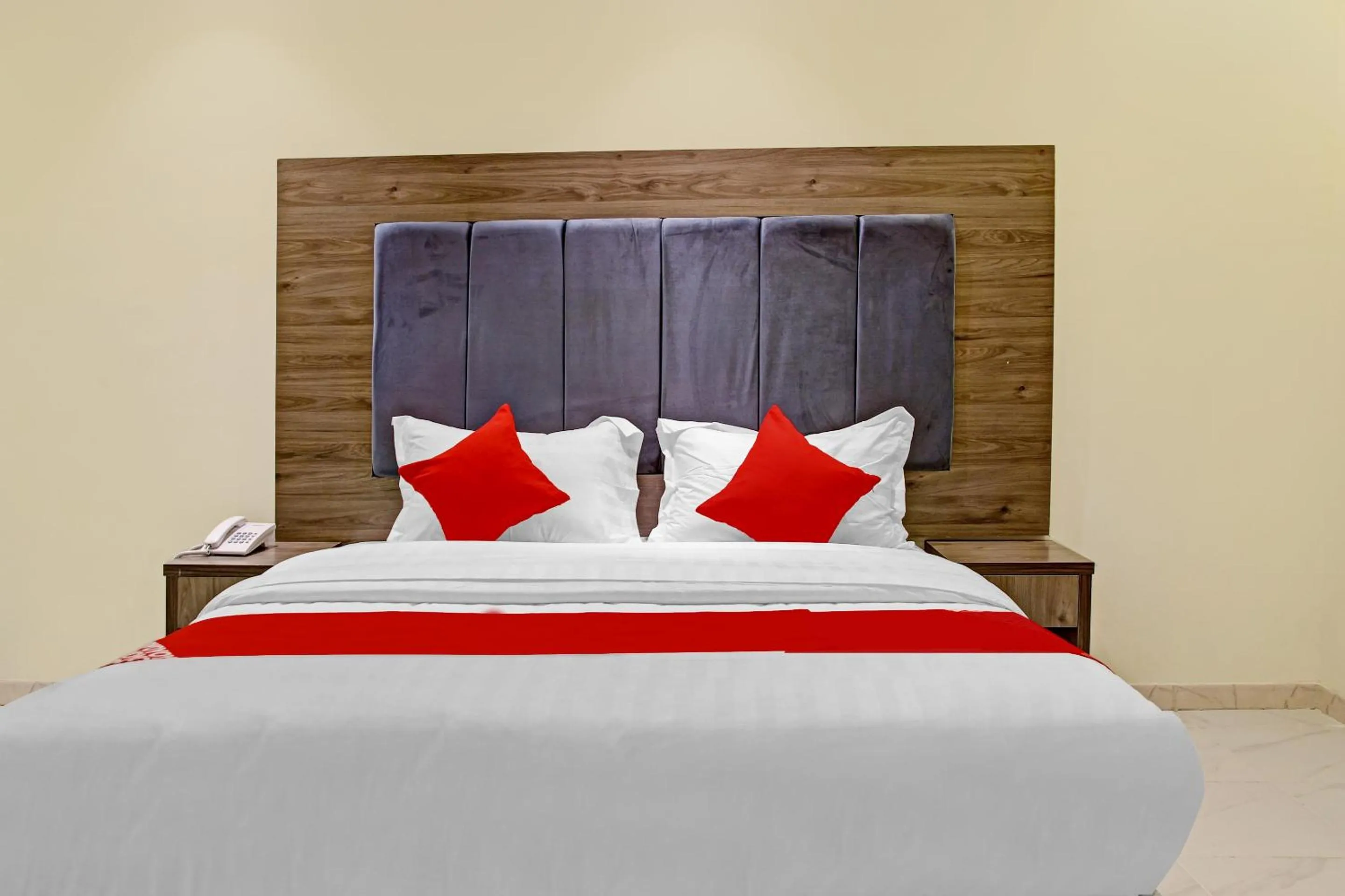 Photo of the whole room, Bed in Al Tamayoz Al Raqi - Bani Malik