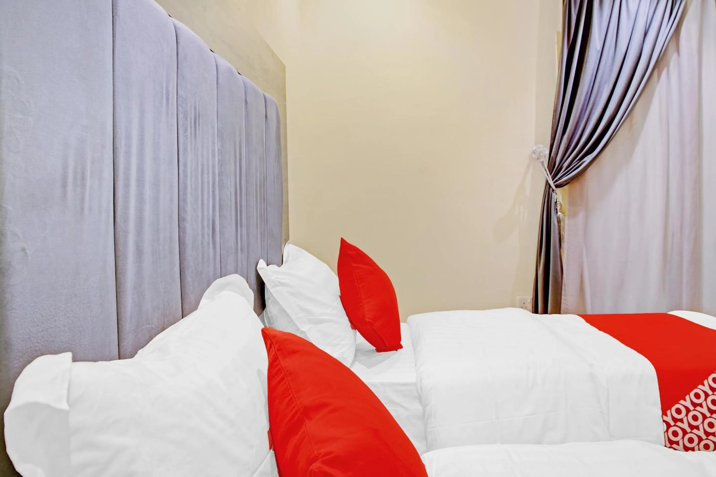 Photo of the whole room, Bed in Al Tamayoz Al Raqi - Bani Malik