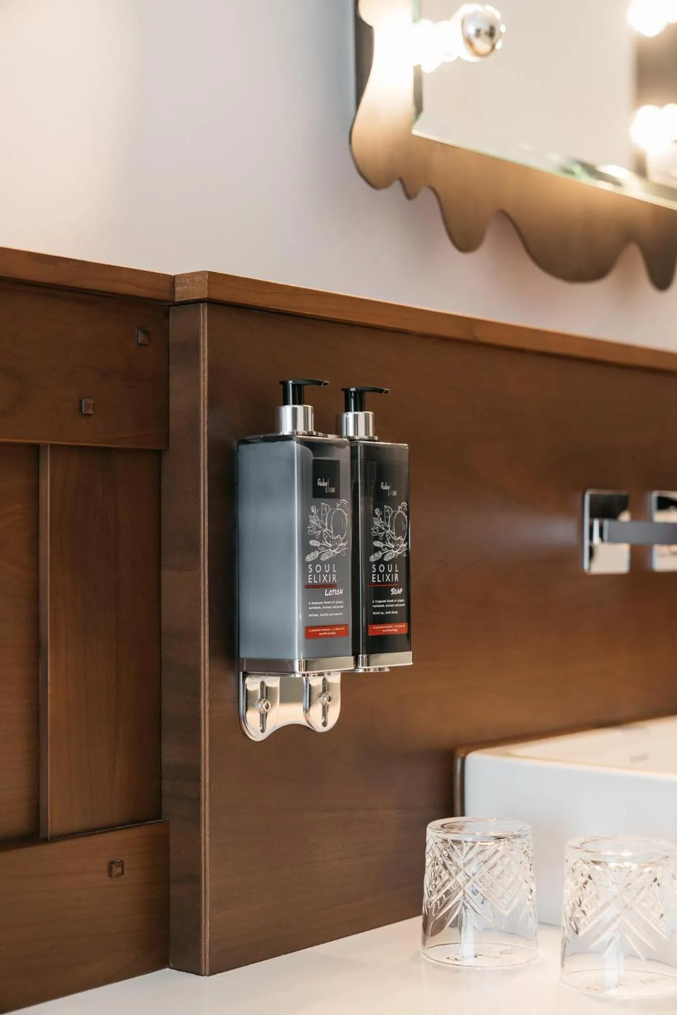 Bathroom, Bed in Ruby Rosi Hotel Munich