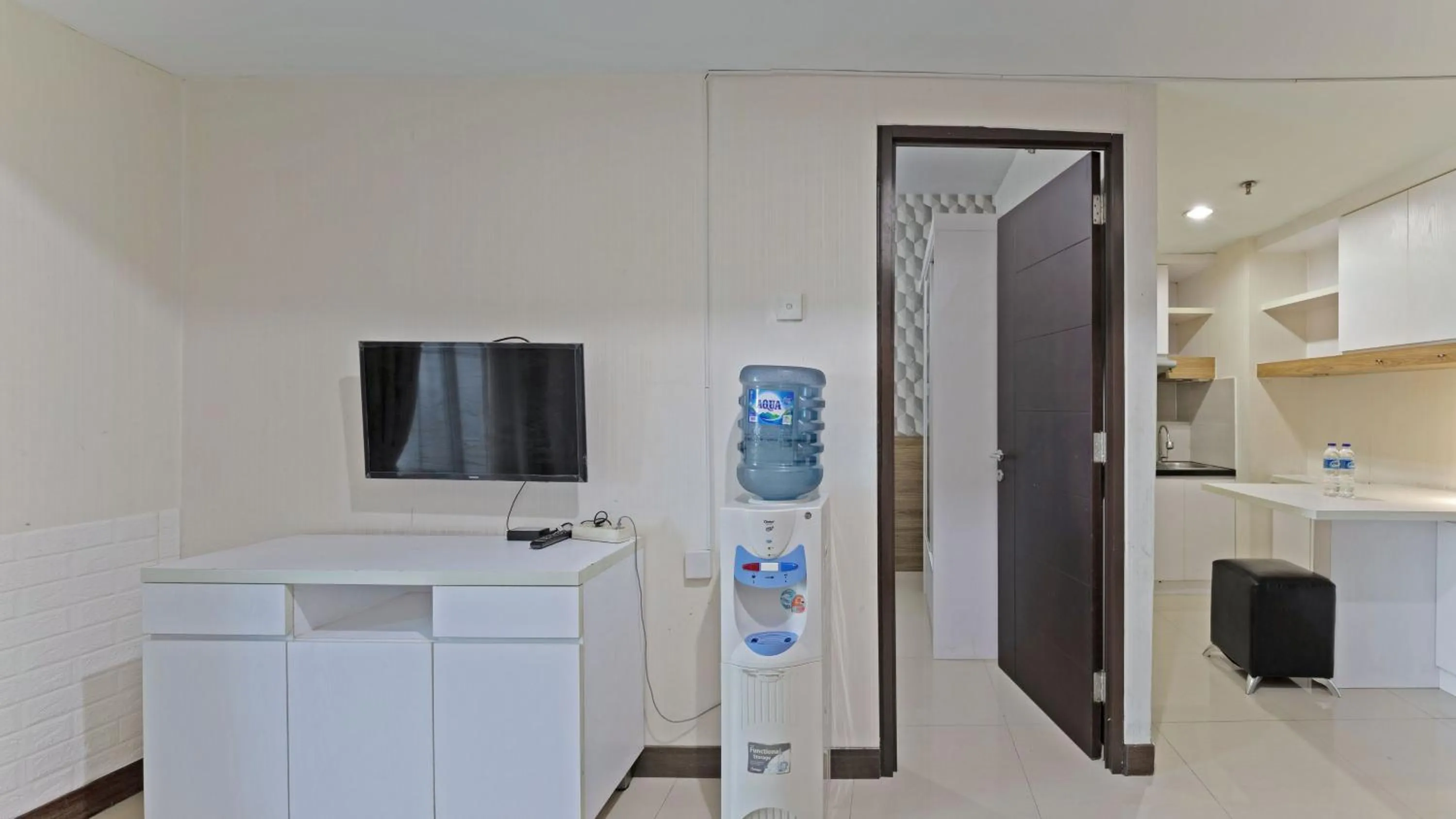 TV and multimedia in Apartemen Grand Dhika City by Nina