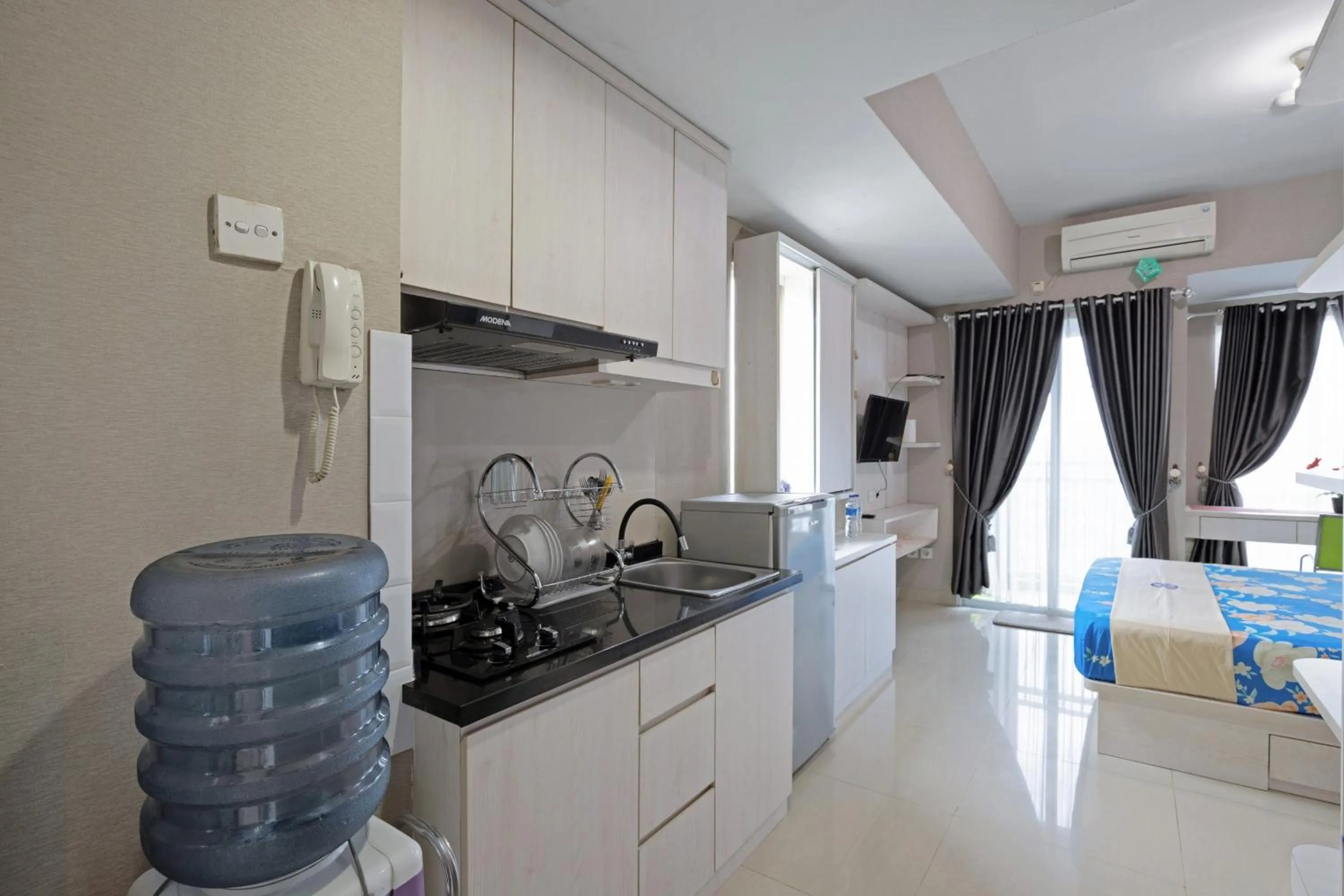 Photo of the whole room in Apartemen Grand Dhika City by Nina