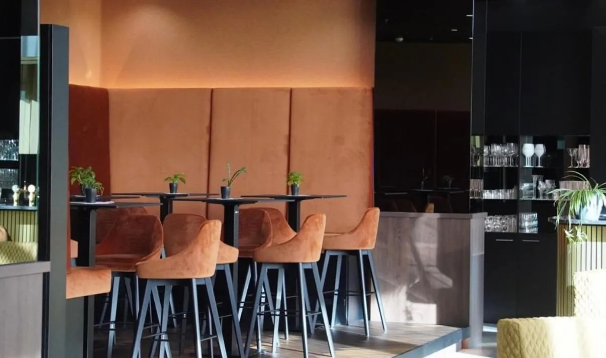 Restaurant/places to eat in Pannonia Tower