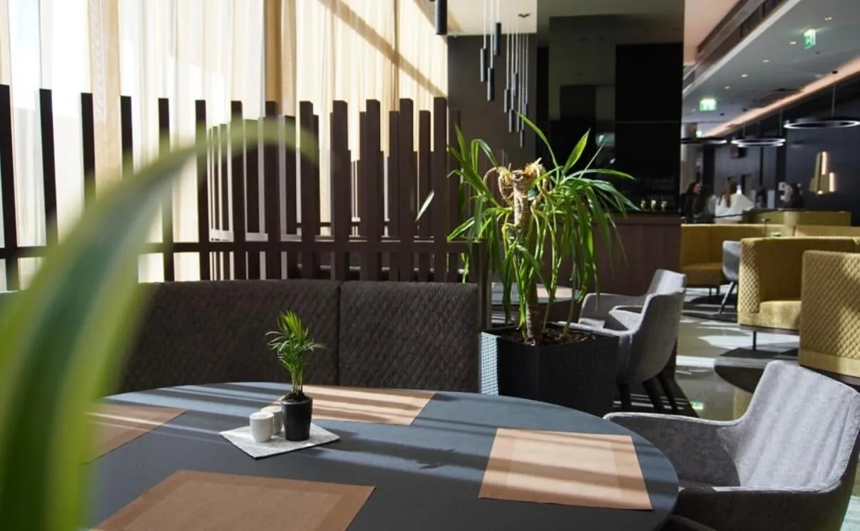 Restaurant/places to eat in Pannonia Tower