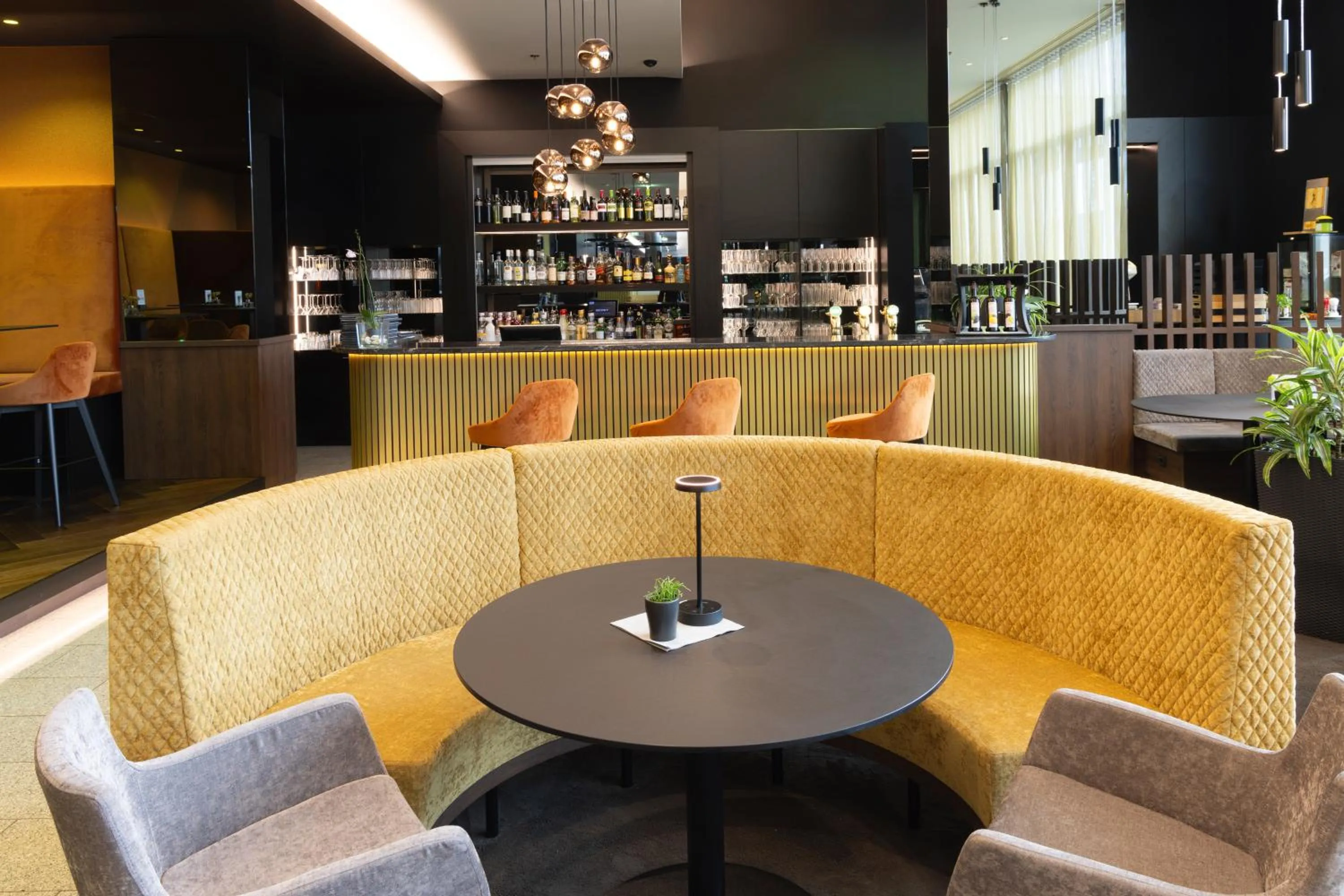 Restaurant/places to eat in Pannonia Tower