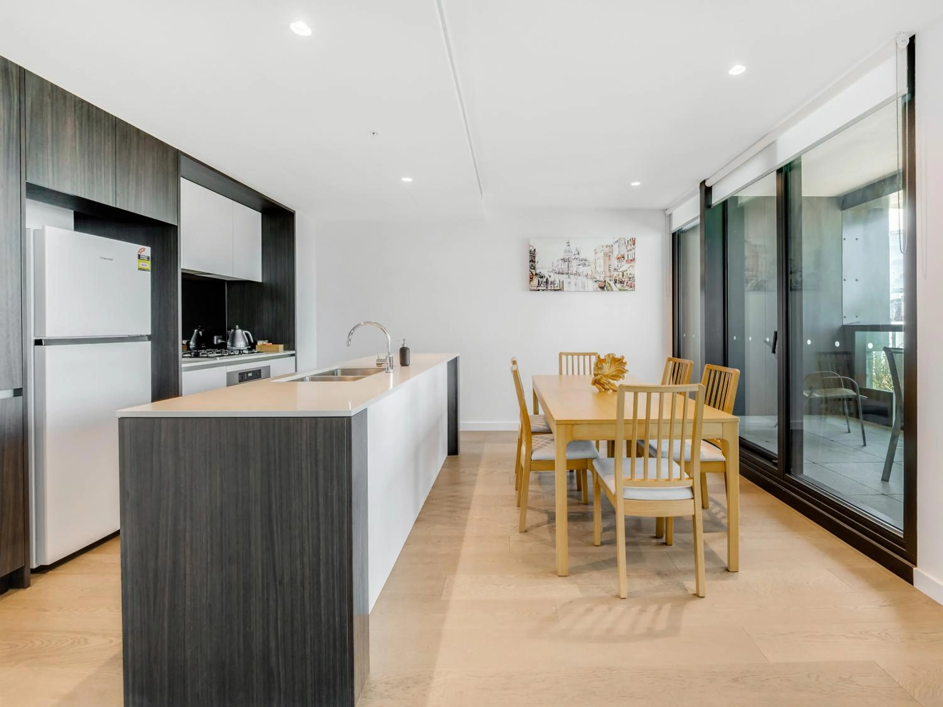 Dining area in Pars apartments - Melbourne Quarter- unique View of city and Yarra