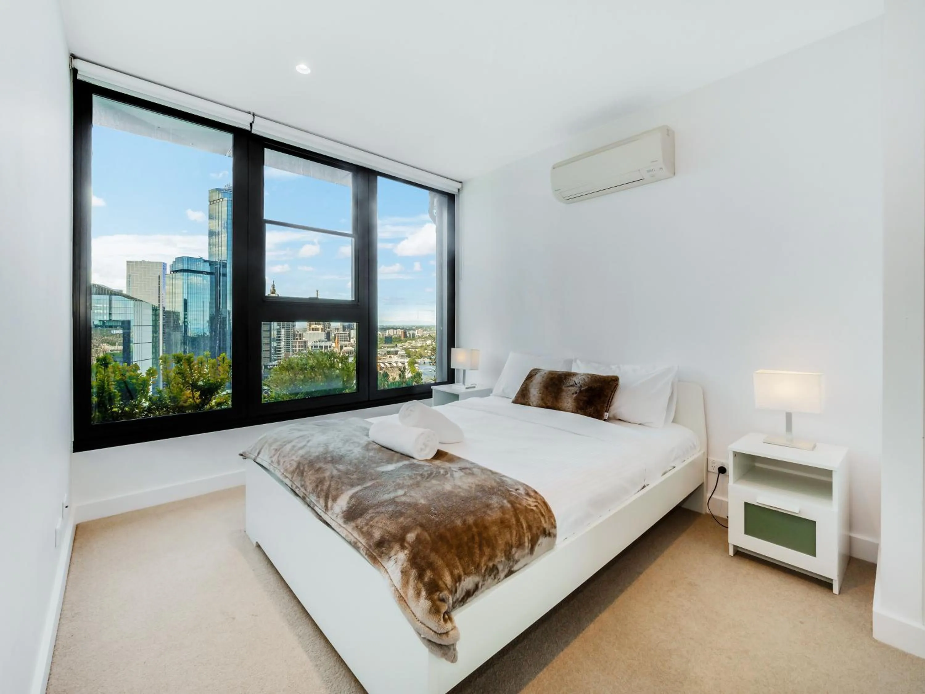 Bedroom, Bed in Pars apartments - Melbourne Quarter- unique View of city and Yarra