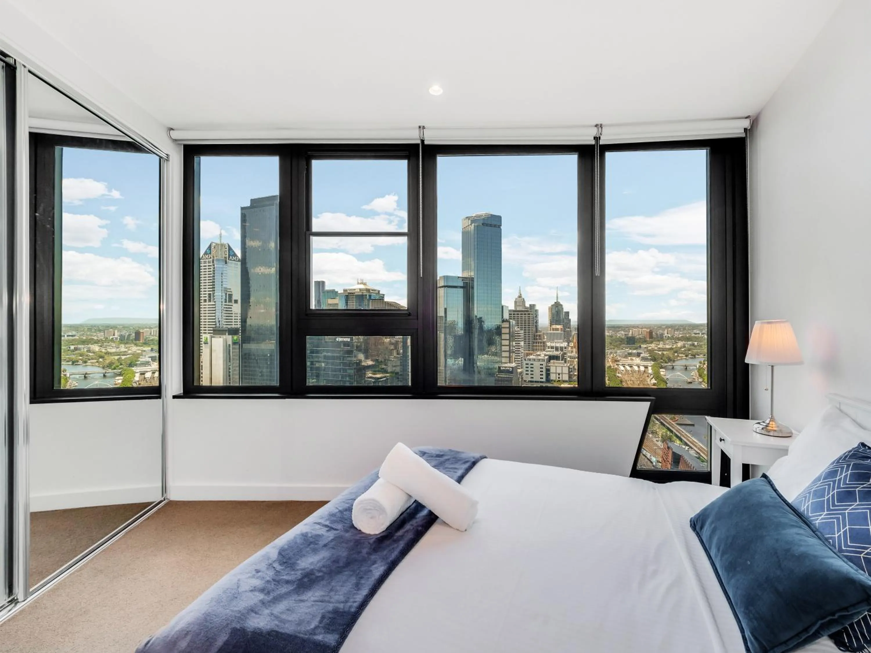 Bedroom, Bed in Pars apartments - Melbourne Quarter- unique View of city and Yarra