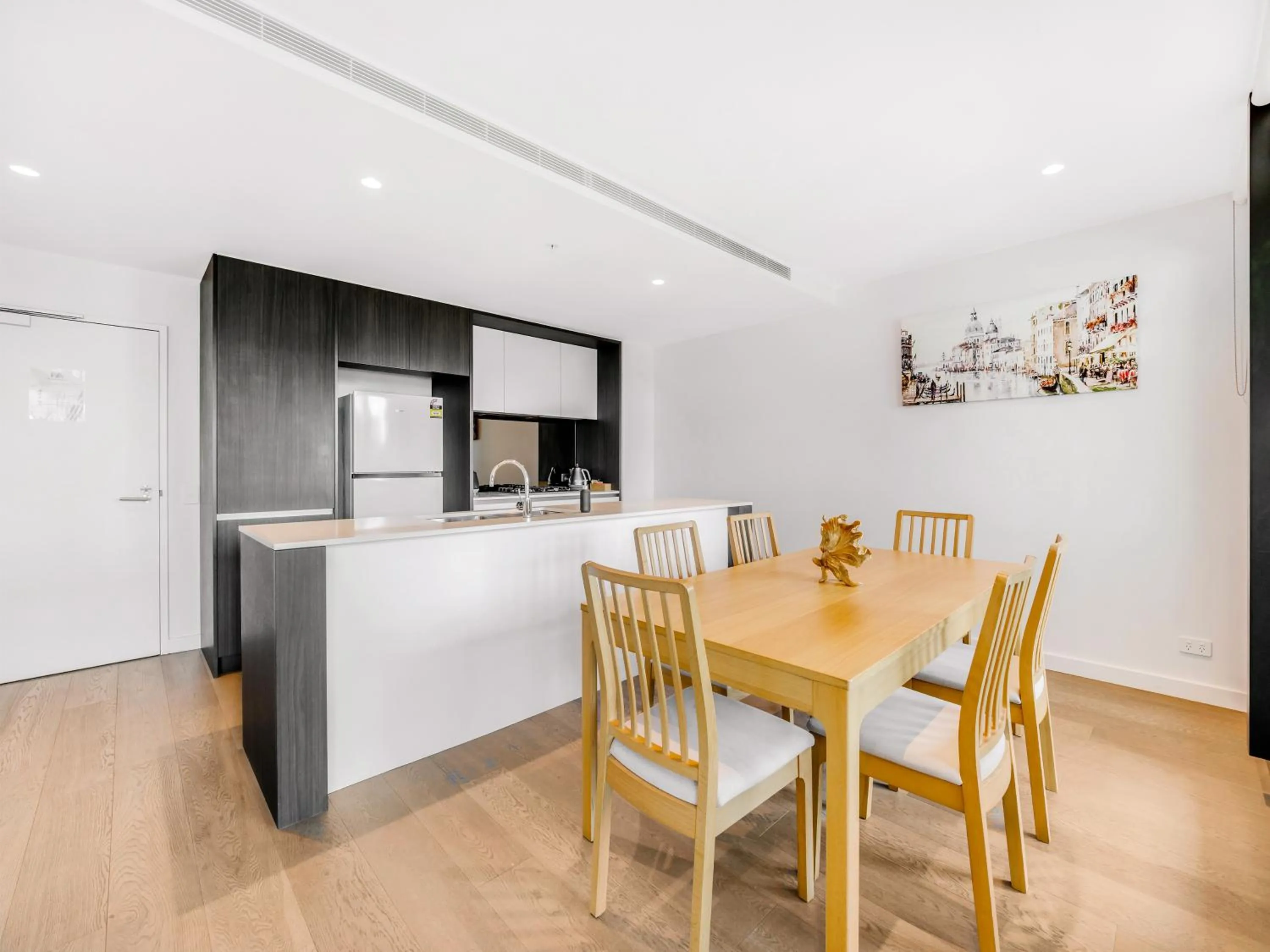 Dining area in Pars apartments - Melbourne Quarter- unique View of city and Yarra