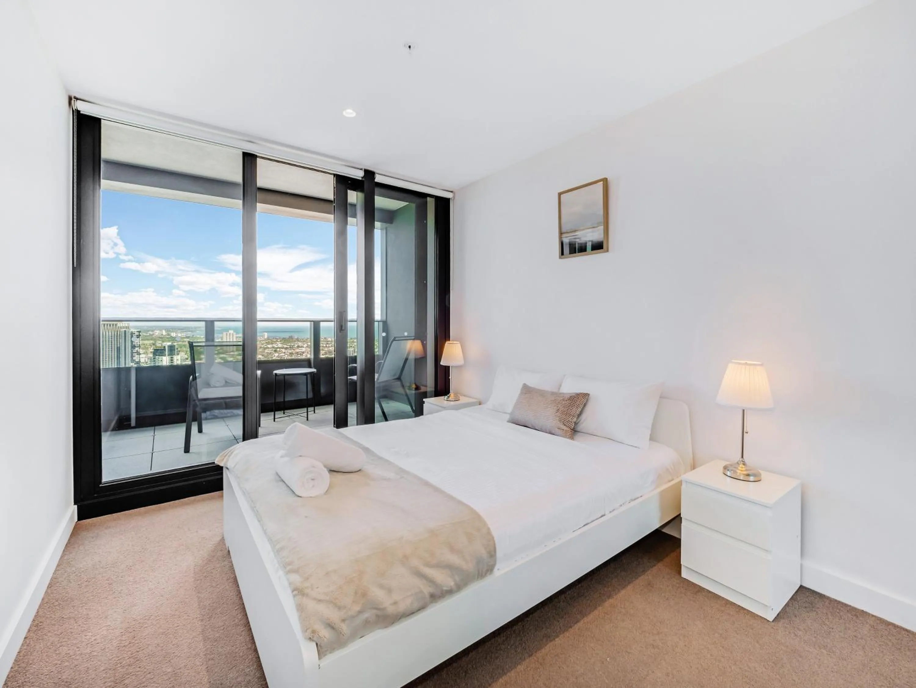 Bedroom, Bed in Pars apartments - Melbourne Quarter- unique View of city and Yarra