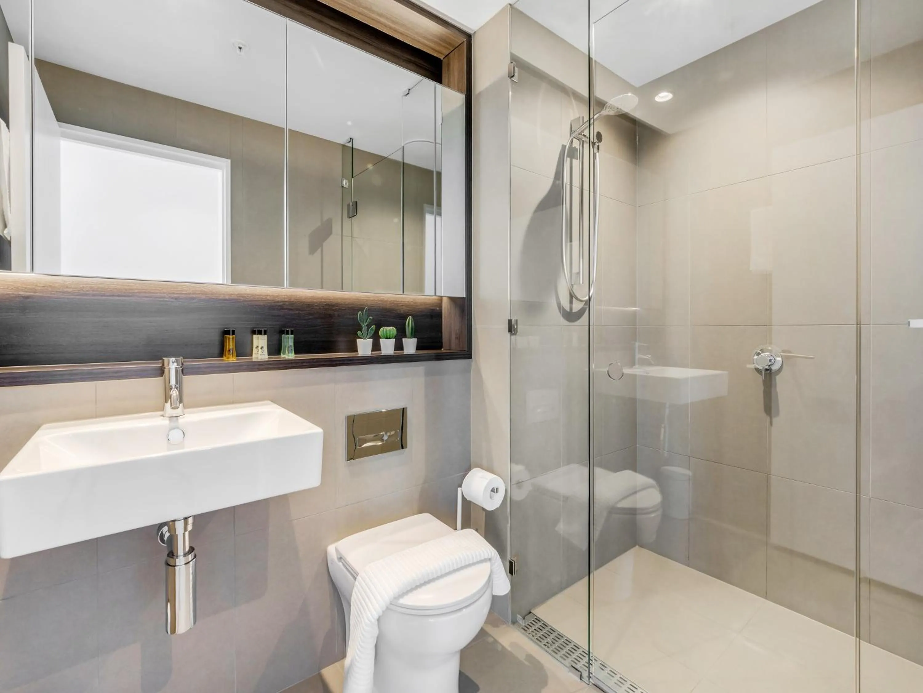 Toilet in Pars apartments - Melbourne Quarter- unique View of city and Yarra