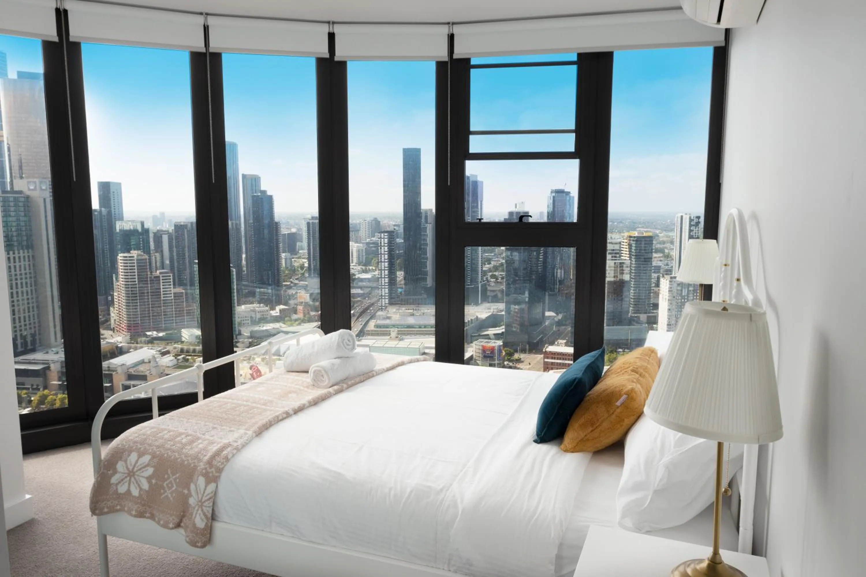 Bedroom, Bed in Pars apartments - Melbourne Quarter- unique View of city and Yarra