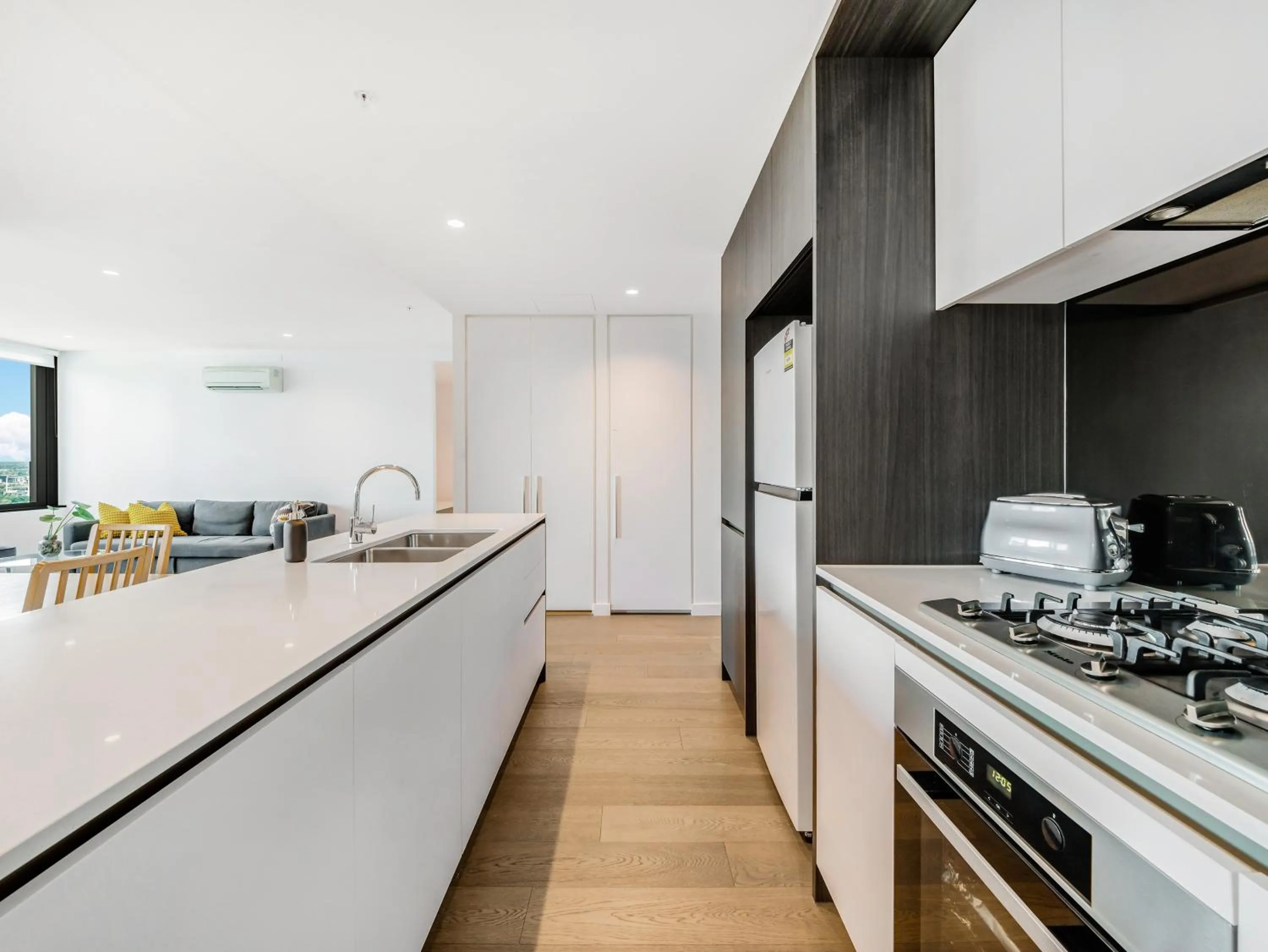kitchen in Pars apartments - Melbourne Quarter- unique View of city and Yarra