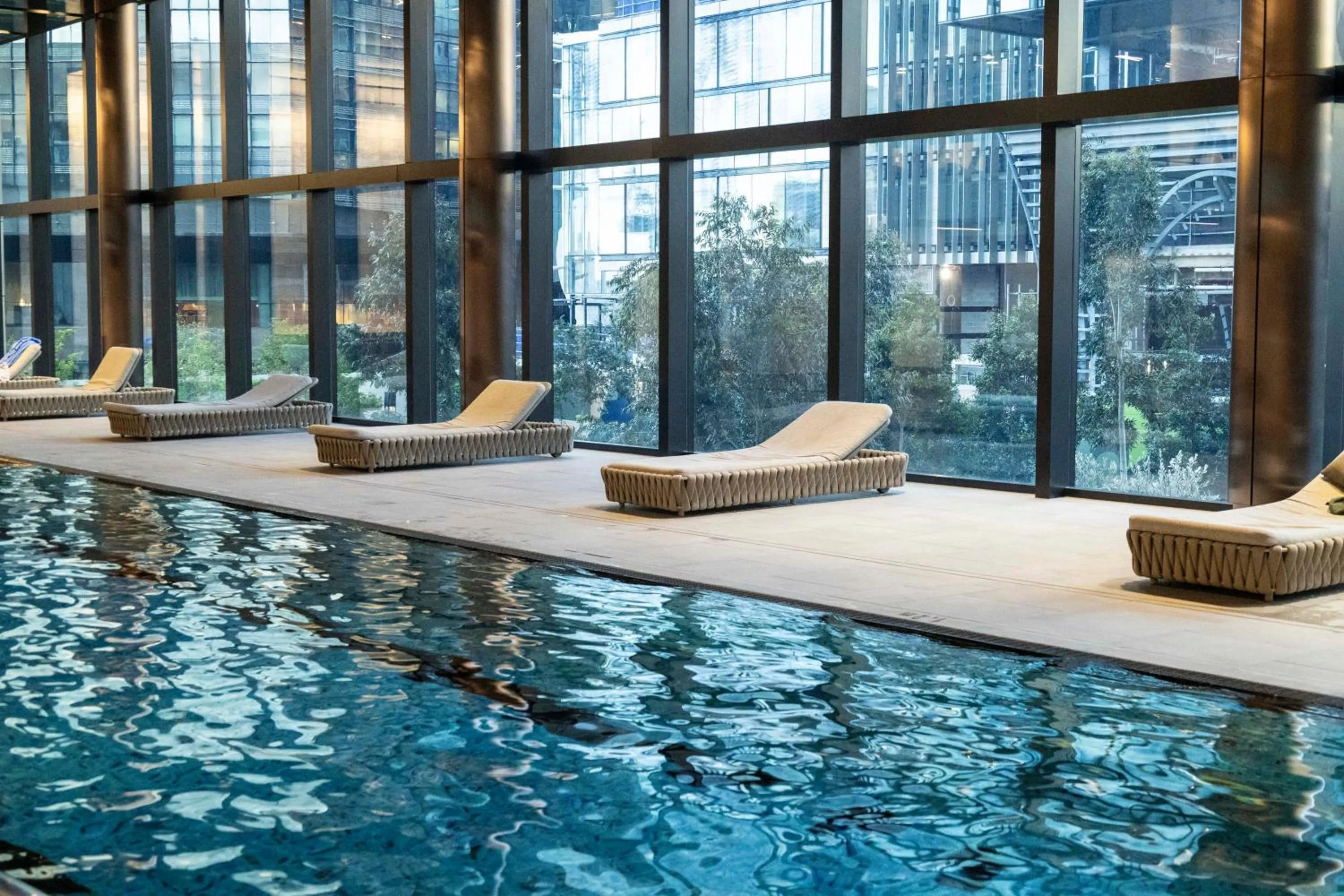 Pool view in Pars apartments - Melbourne Quarter- unique View of city and Yarra