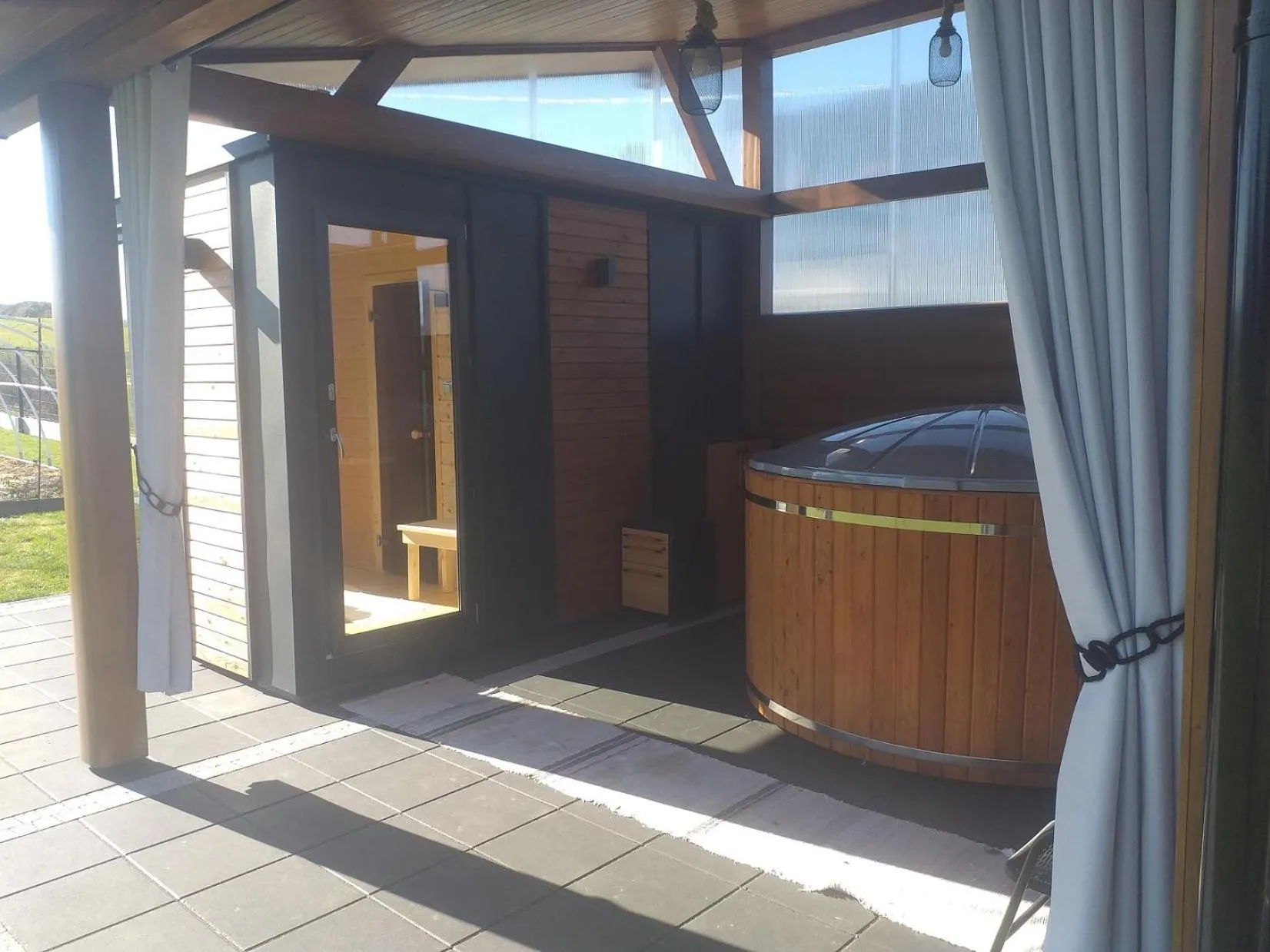 Hot Tub in Biały Jeleń z basenem i jacuzzi