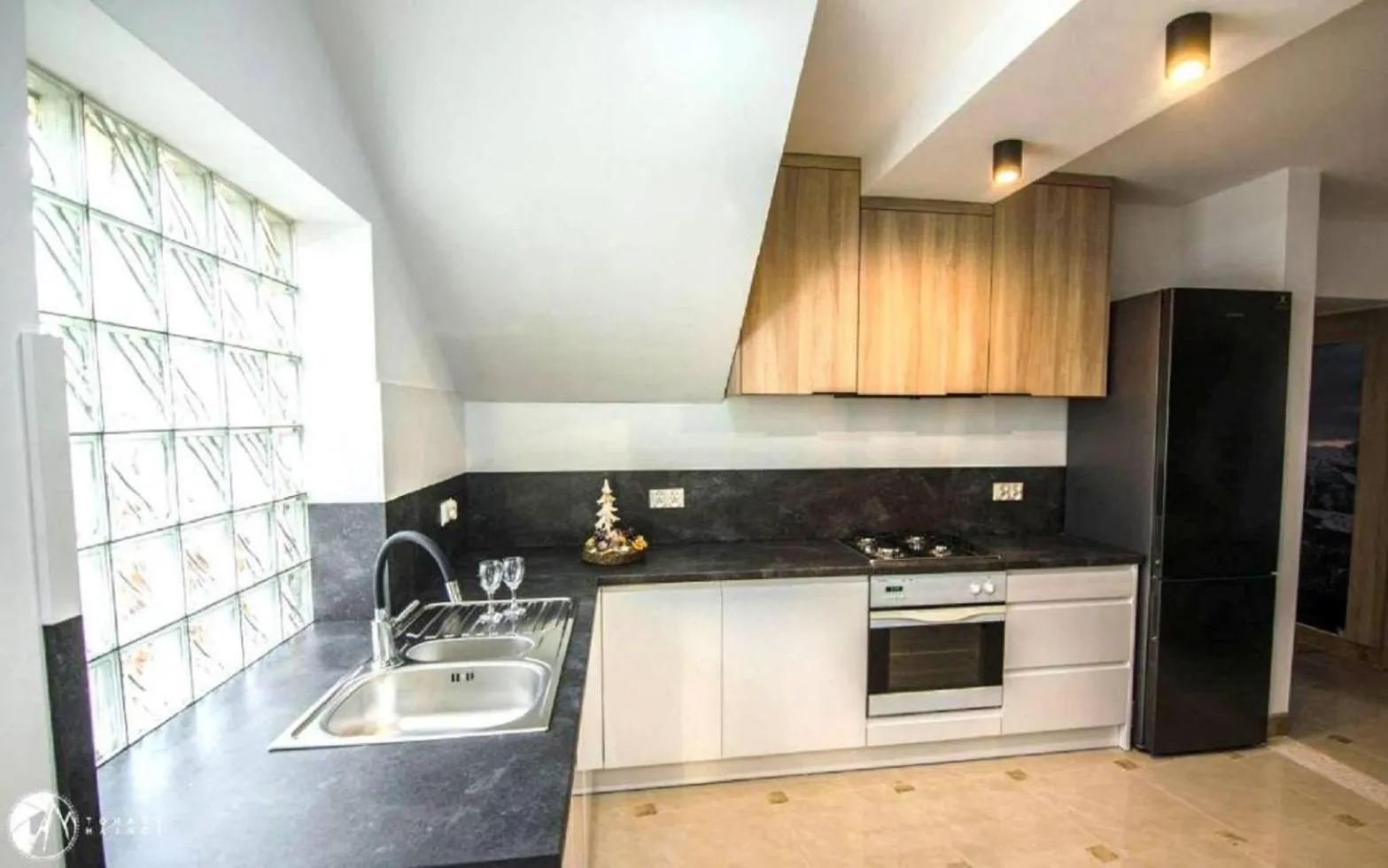 Communal kitchen in Biały Jeleń z basenem i jacuzzi