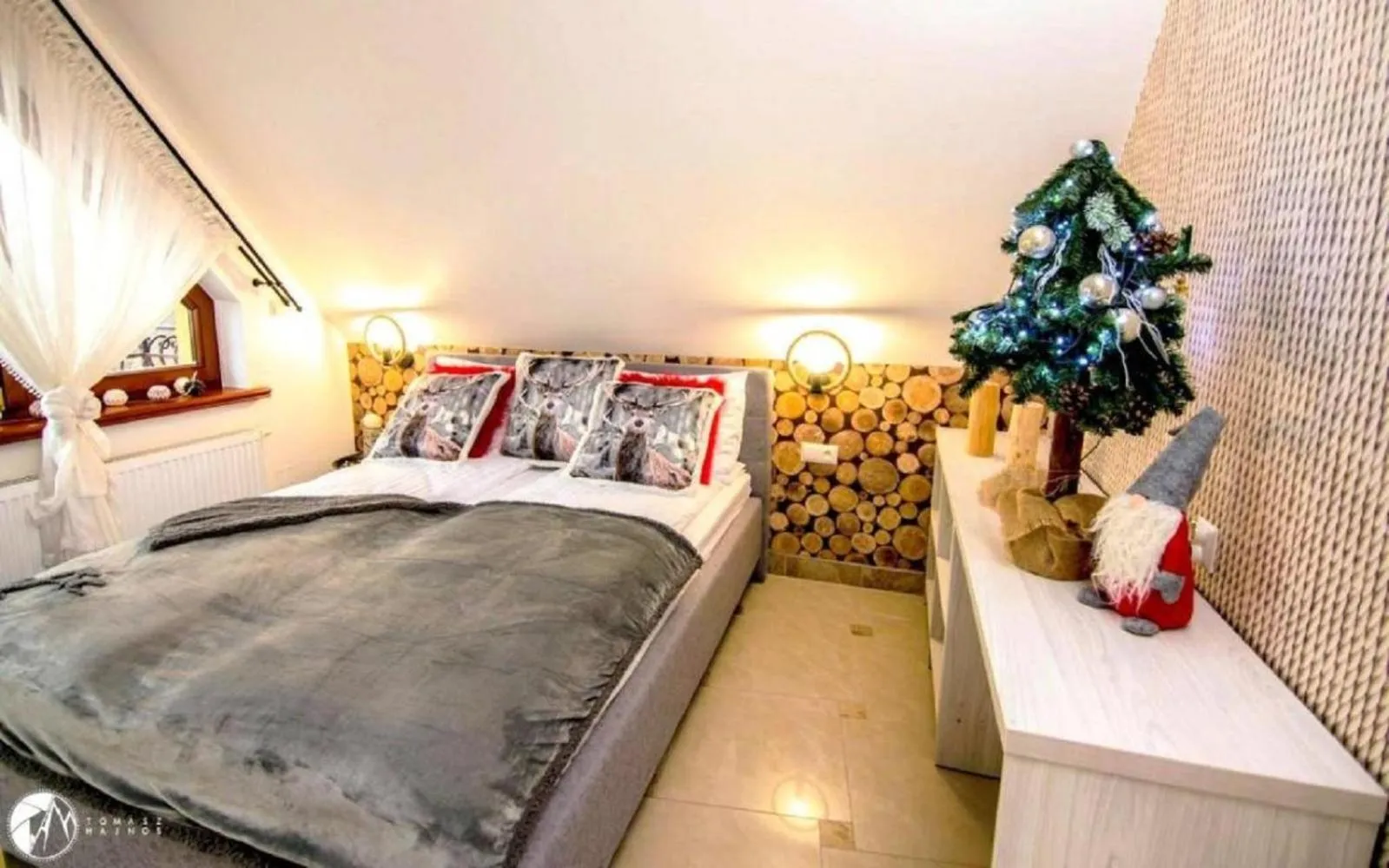 Bed in Biały Jeleń z basenem i jacuzzi