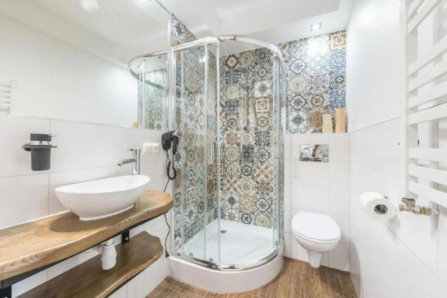 Bathroom in Biały Jeleń z basenem i jacuzzi