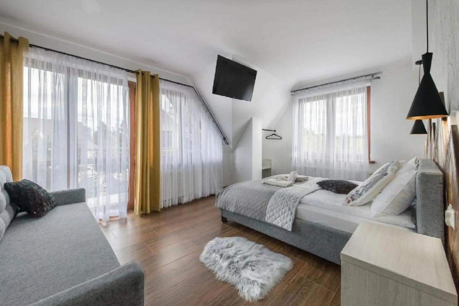 Photo of the whole room, Bed in Biały Jeleń z basenem i jacuzzi